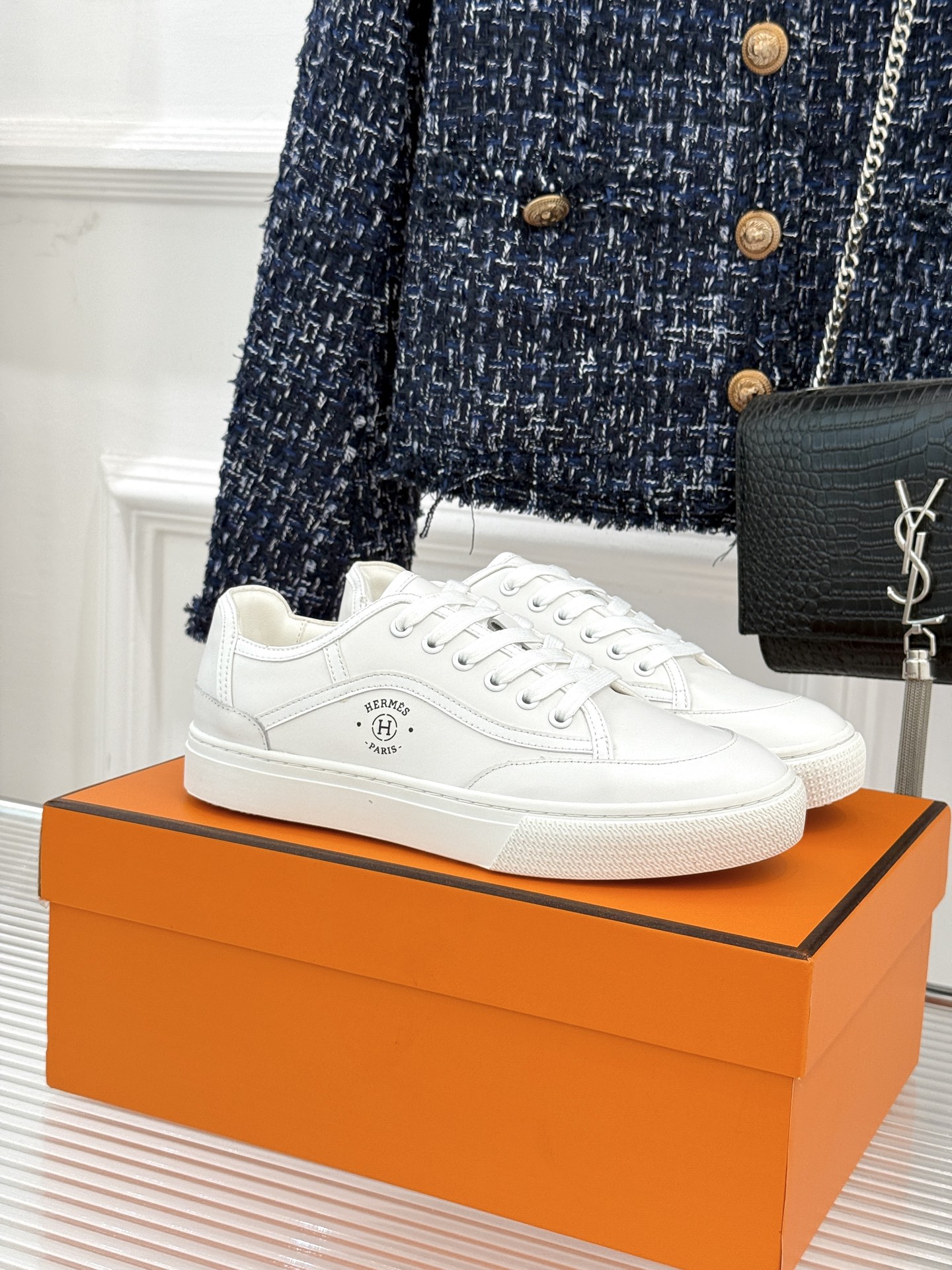Hermès/爱马仕经典情侣款小白鞋简约而不失优雅设计风格每一处细节都彰显着品牌的匠心独运。以简洁流畅的