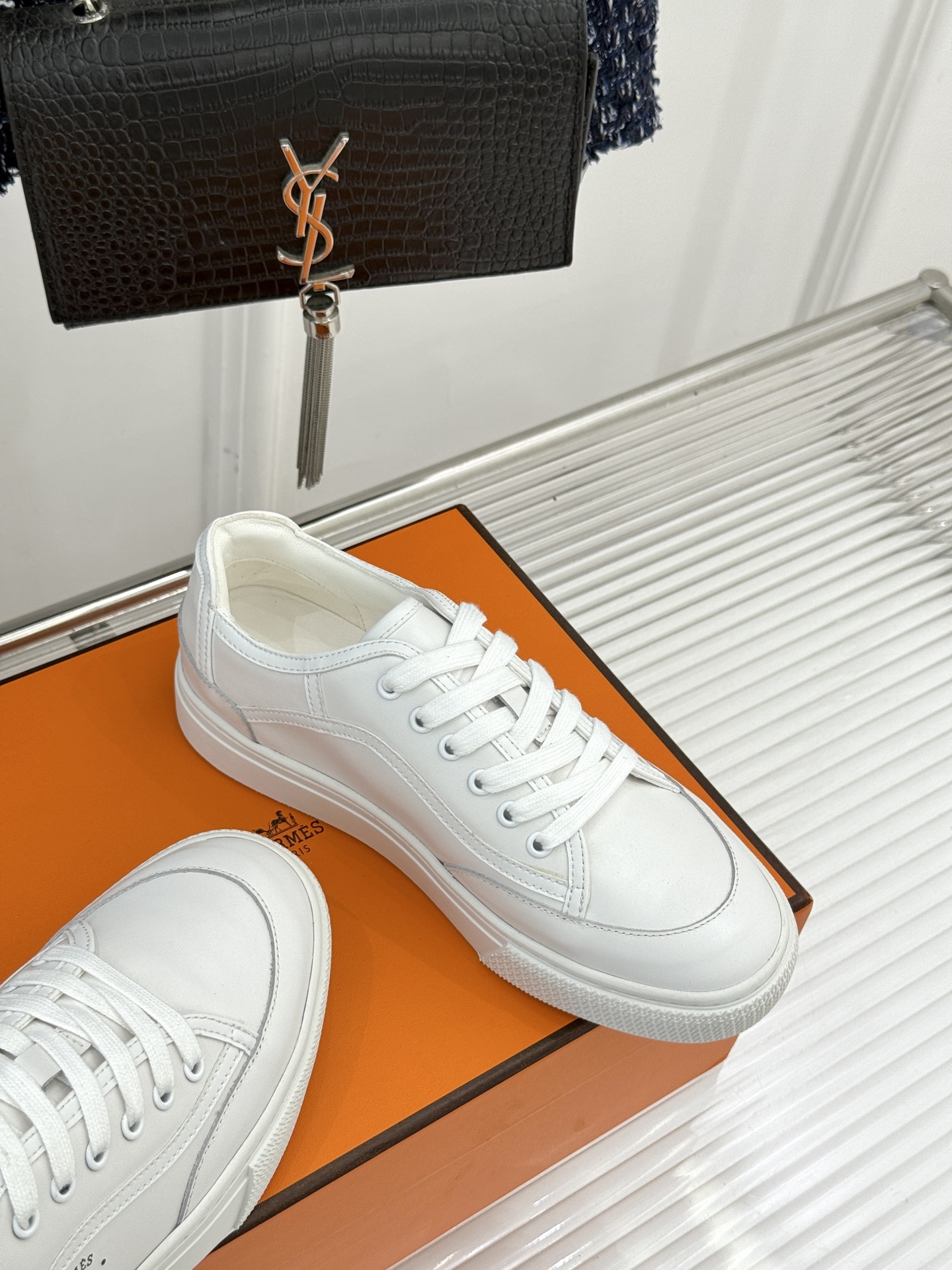Hermès/爱马仕经典情侣款小白鞋简约而不失优雅设计风格每一处细节都彰显着品牌的匠心独运。以简洁流畅的