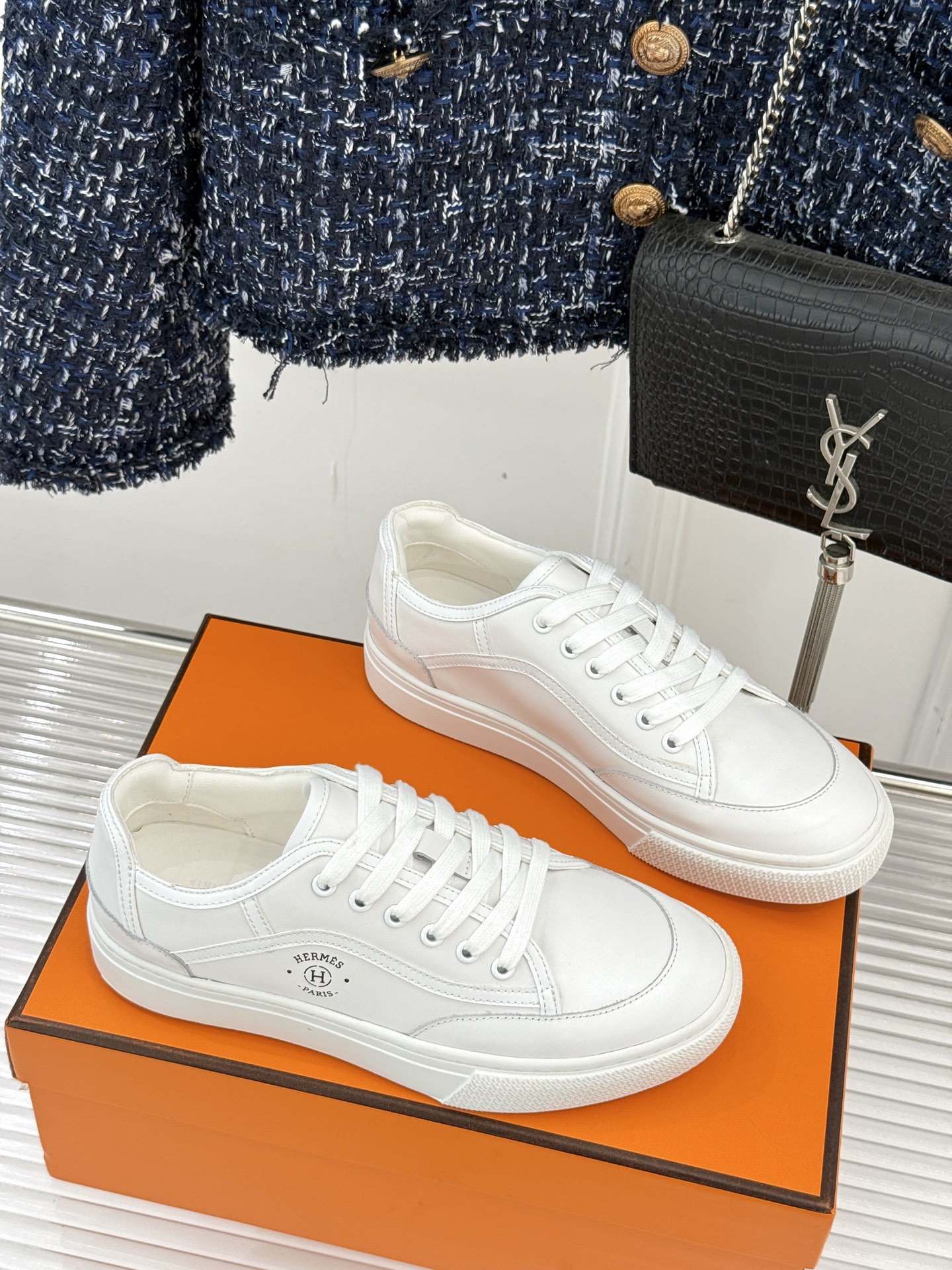 Hermès/爱马仕经典情侣款小白鞋简约而不失优雅设计风格每一处细节都彰显着品牌的匠心独运。以简洁流畅的