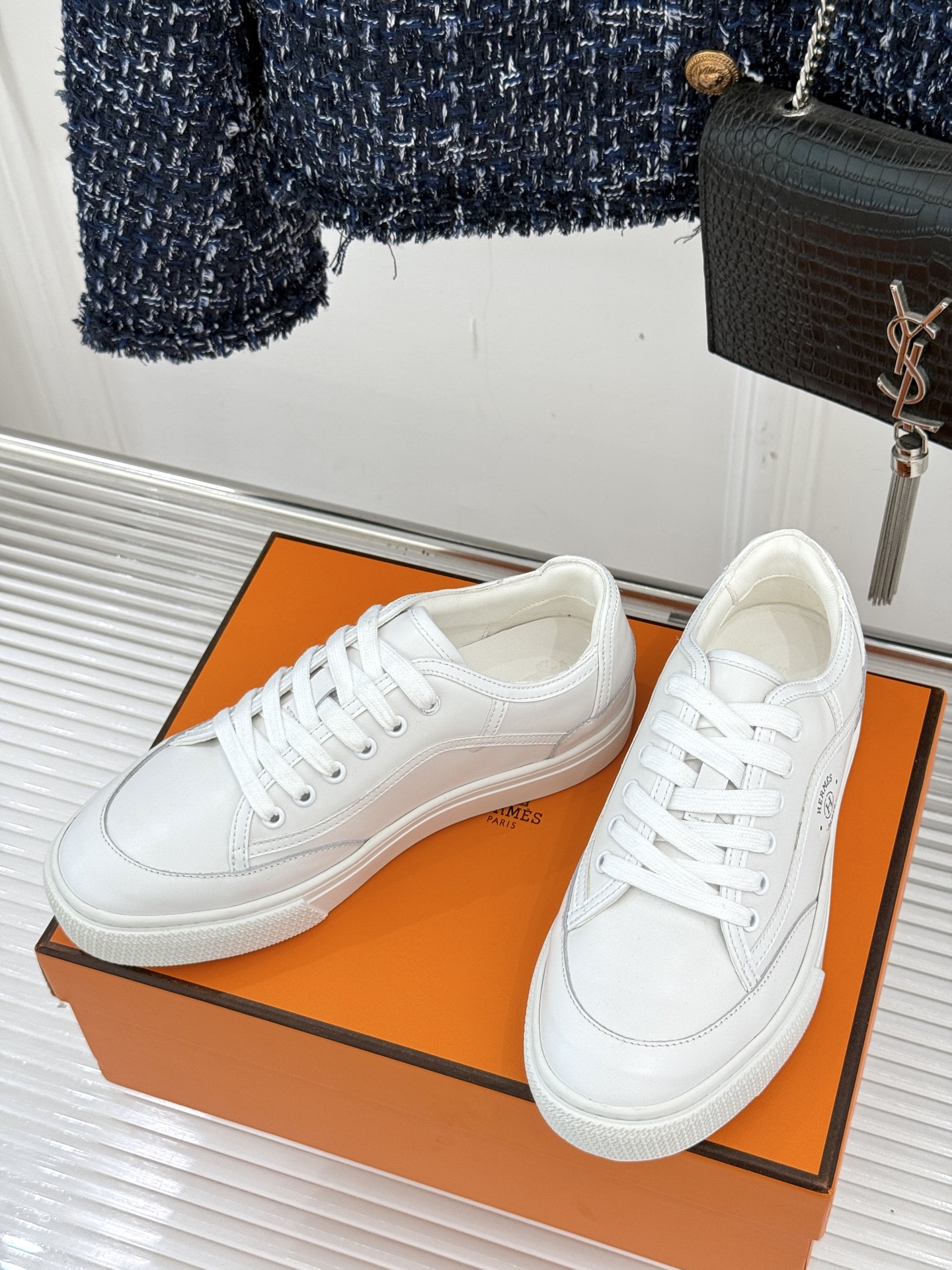 Hermès/爱马仕经典情侣款小白鞋简约而不失优雅设计风格每一处细节都彰显着品牌的匠心独运。以简洁流畅的