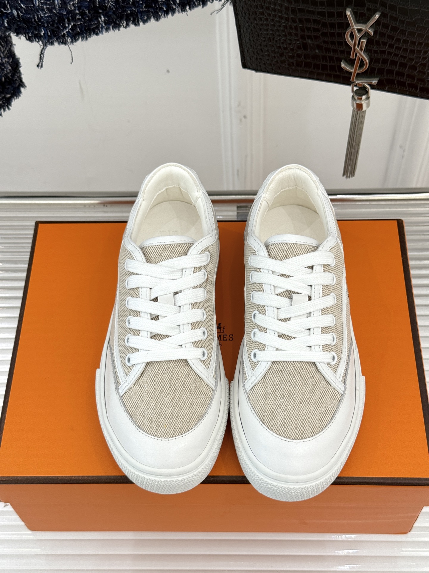 Hermès/爱马仕经典情侣款小白鞋简约而不失优雅设计风格每一处细节都彰显着品牌的匠心独运。以简洁流畅的