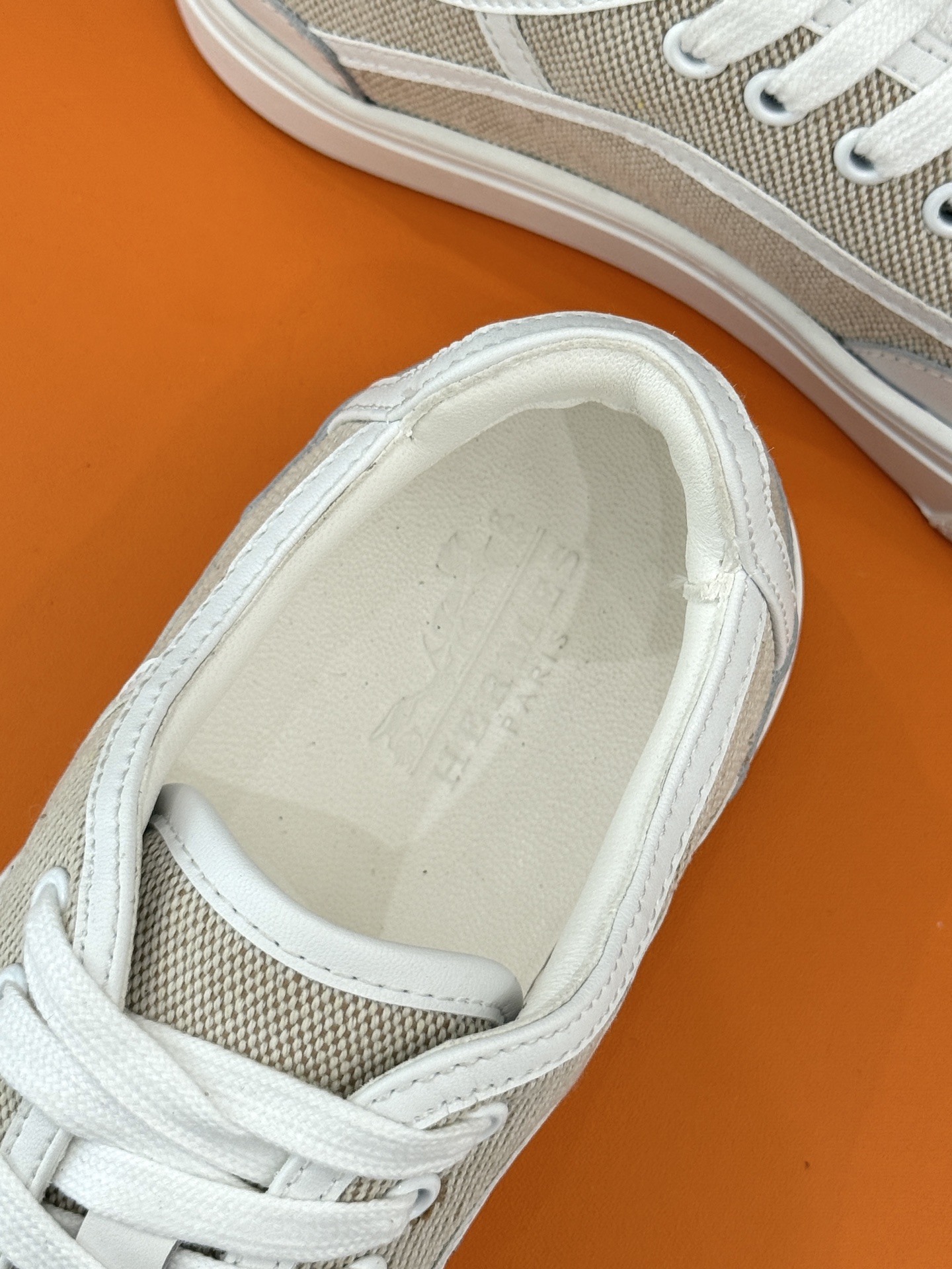 Hermès/爱马仕经典情侣款小白鞋简约而不失优雅设计风格每一处细节都彰显着品牌的匠心独运。以简洁流畅的