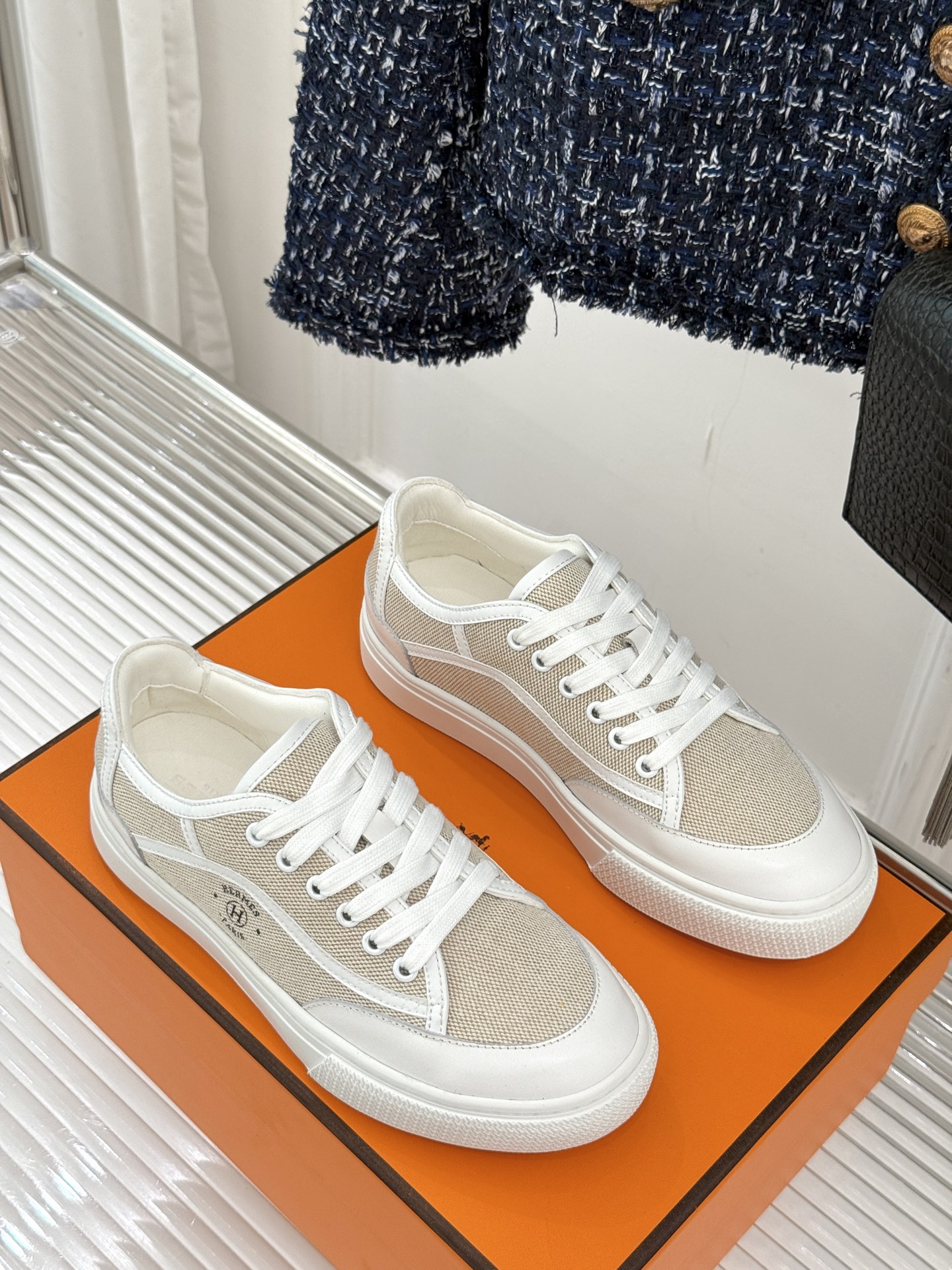 Hermès/爱马仕经典情侣款小白鞋简约而不失优雅设计风格每一处细节都彰显着品牌的匠心独运。以简洁流畅的