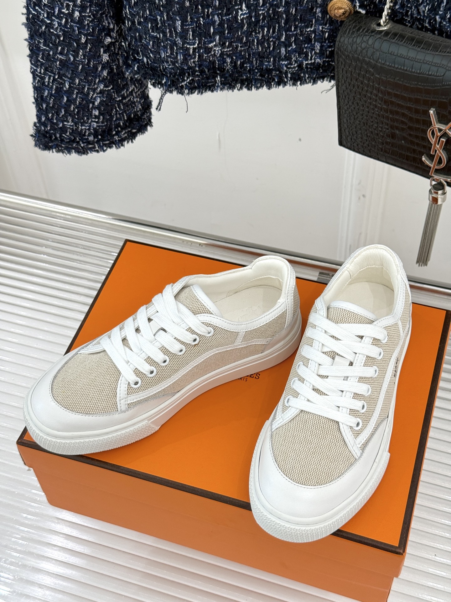 Hermès/爱马仕经典情侣款小白鞋简约而不失优雅设计风格每一处细节都彰显着品牌的匠心独运。以简洁流畅的