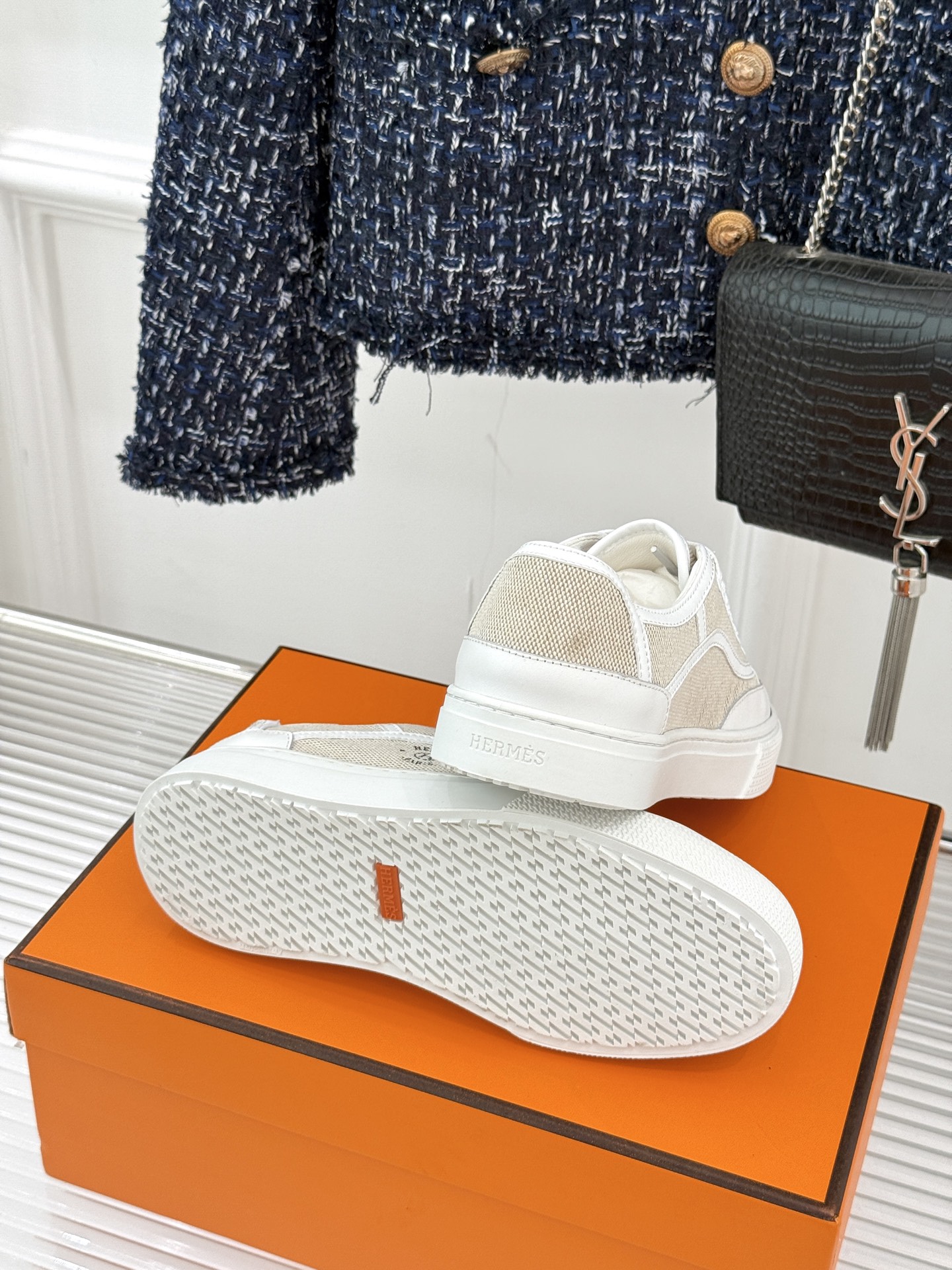 Hermès/爱马仕经典情侣款小白鞋简约而不失优雅设计风格每一处细节都彰显着品牌的匠心独运。以简洁流畅的