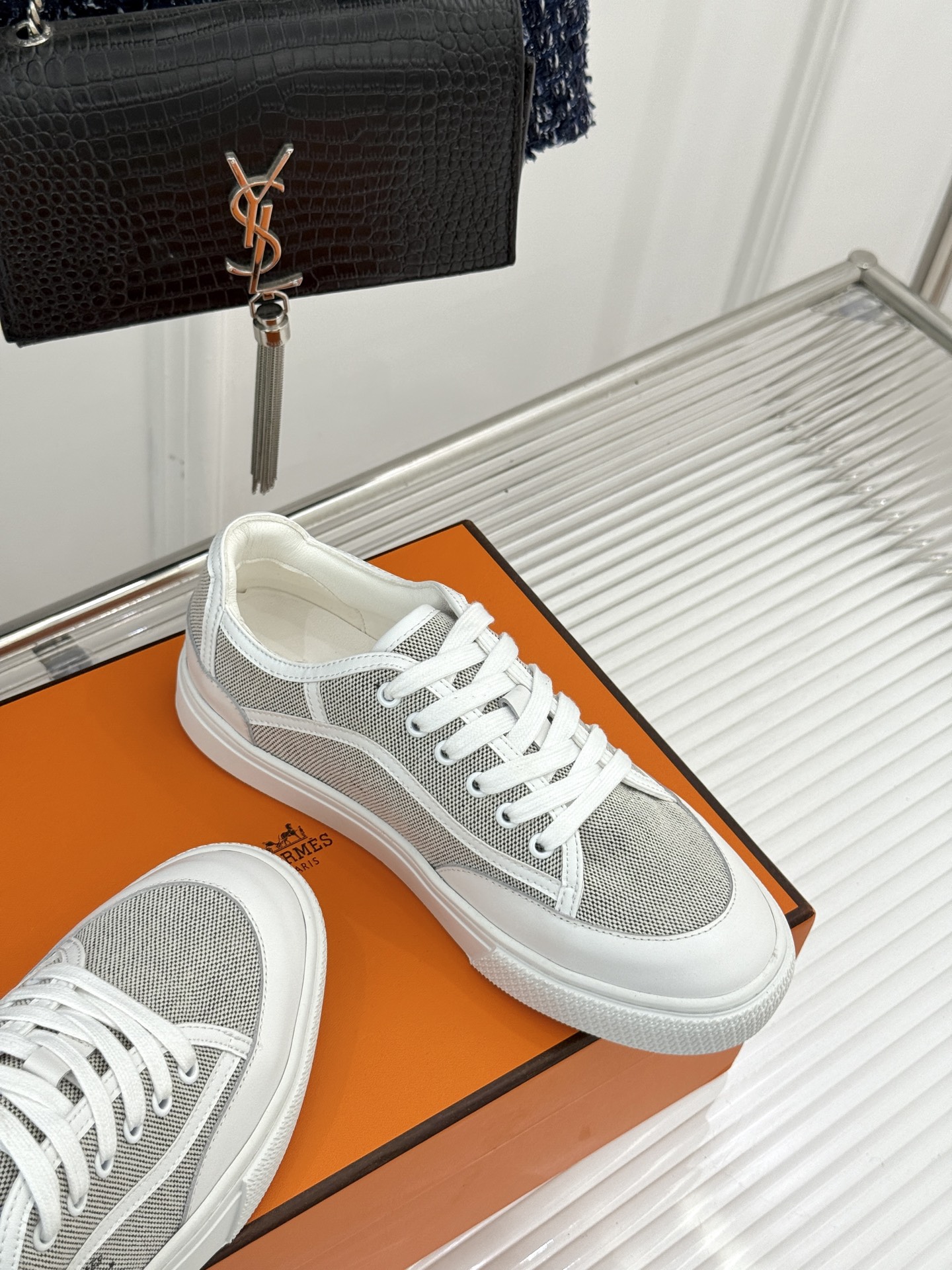 Hermès/爱马仕经典情侣款小白鞋简约而不失优雅设计风格每一处细节都彰显着品牌的匠心独运。以简洁流畅的