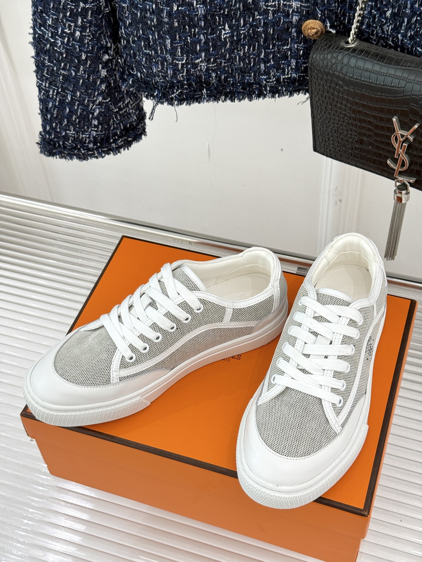Hermès/爱马仕经典情侣款小白鞋简约而不失优雅设计风格每一处细节都彰显着品牌的匠心独运。以简洁流畅的