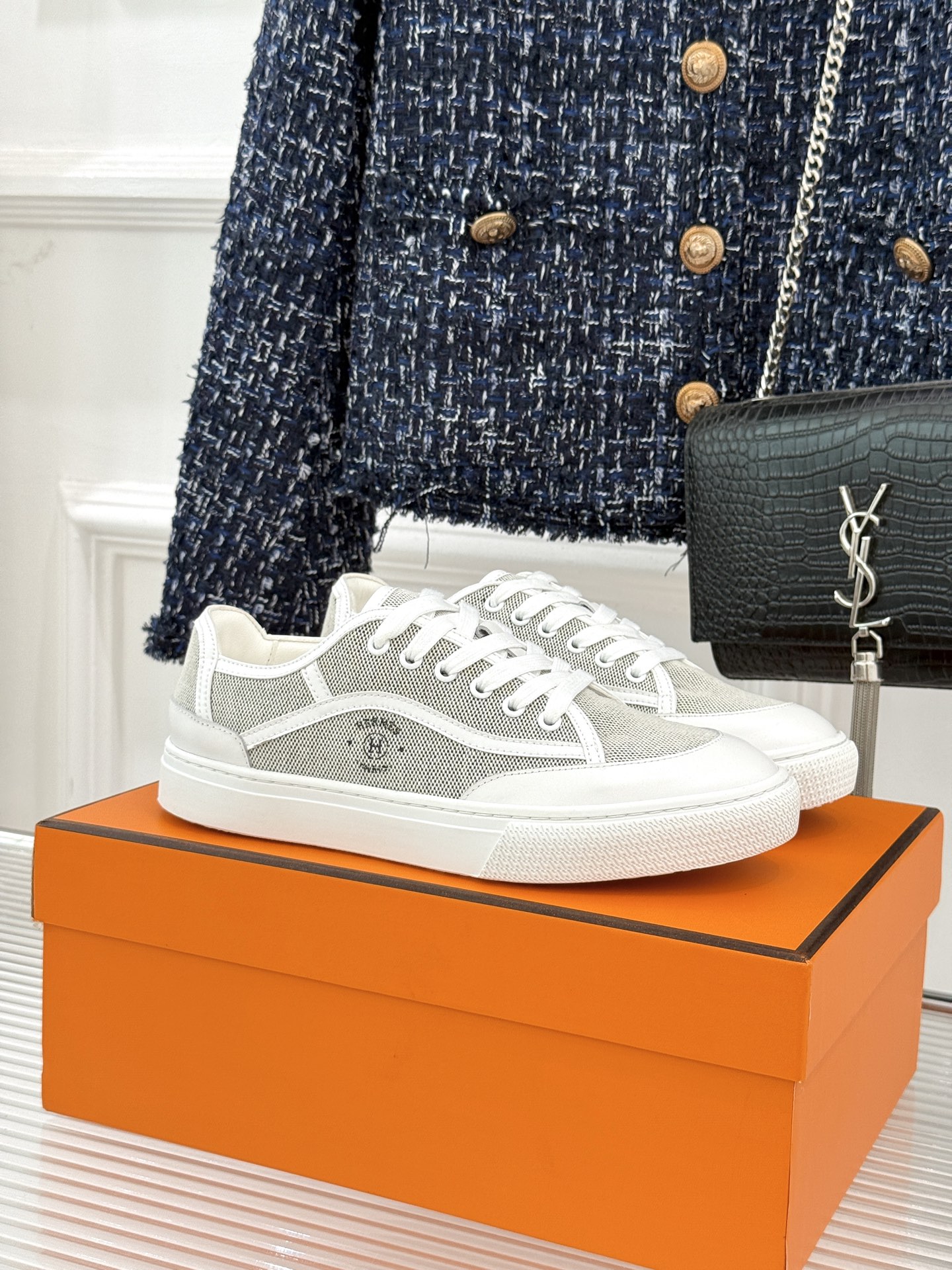 Hermès/爱马仕经典情侣款小白鞋简约而不失优雅设计风格每一处细节都彰显着品牌的匠心独运。以简洁流畅的