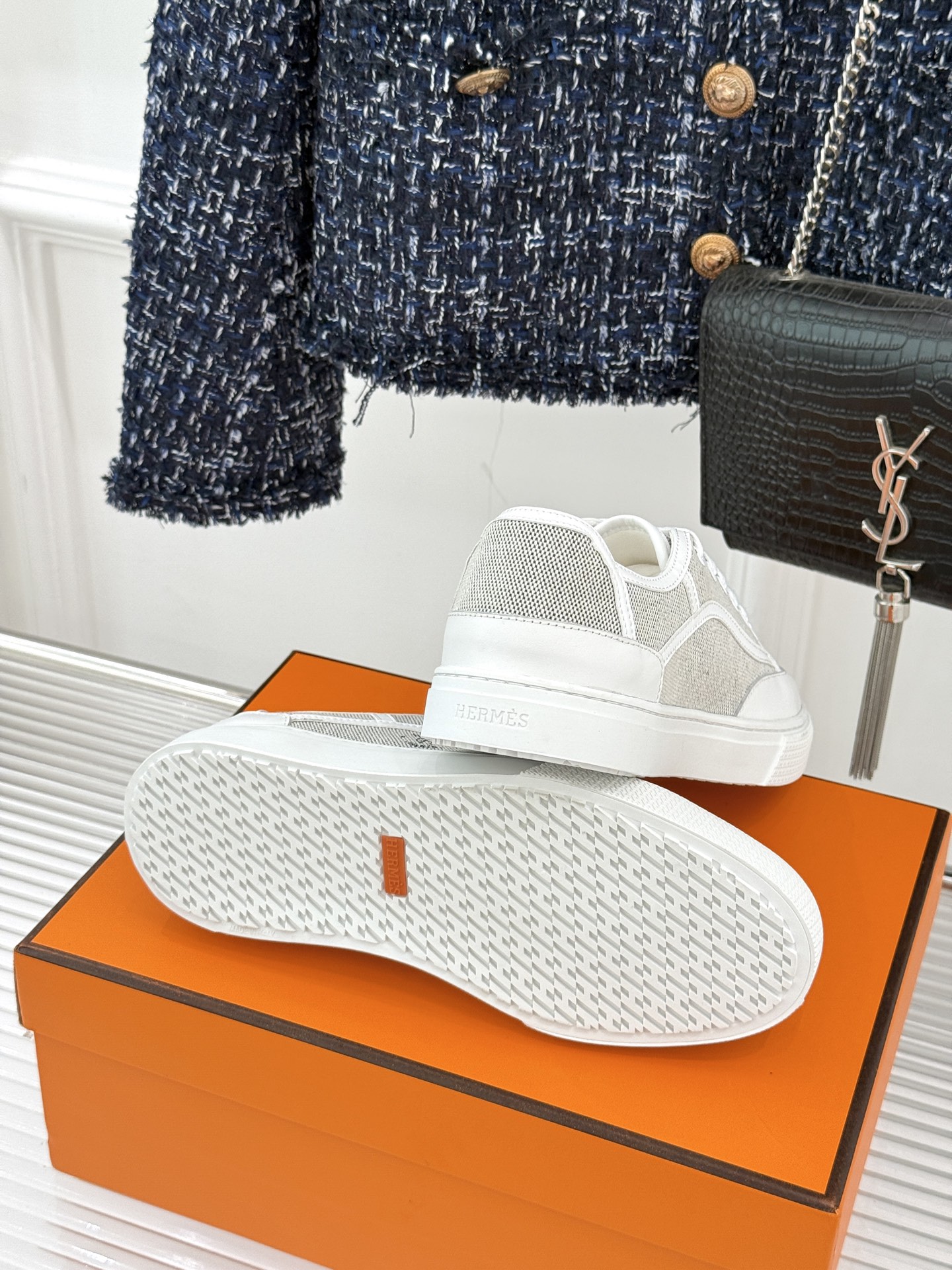 Hermès/爱马仕经典情侣款小白鞋简约而不失优雅设计风格每一处细节都彰显着品牌的匠心独运。以简洁流畅的