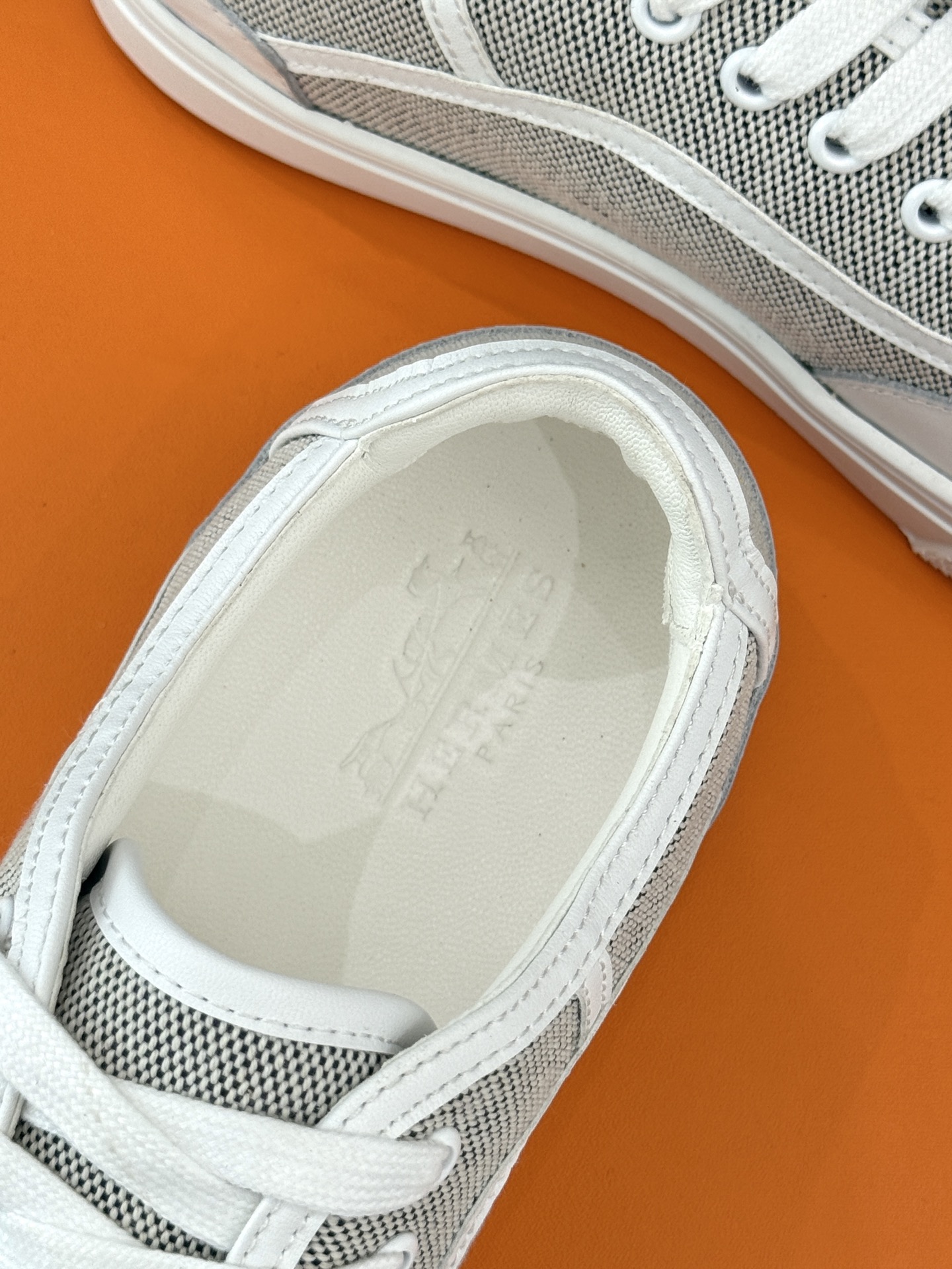 Hermès/爱马仕经典情侣款小白鞋简约而不失优雅设计风格每一处细节都彰显着品牌的匠心独运。以简洁流畅的