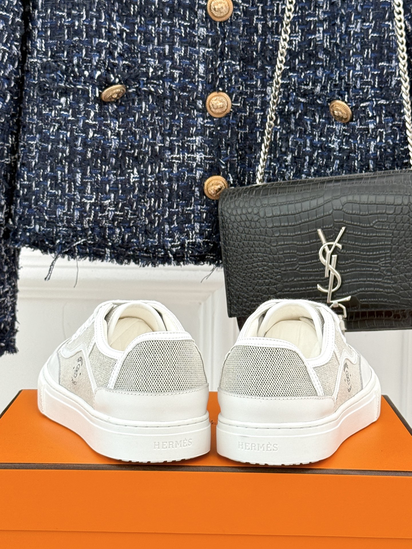 Hermès/爱马仕经典情侣款小白鞋简约而不失优雅设计风格每一处细节都彰显着品牌的匠心独运。以简洁流畅的