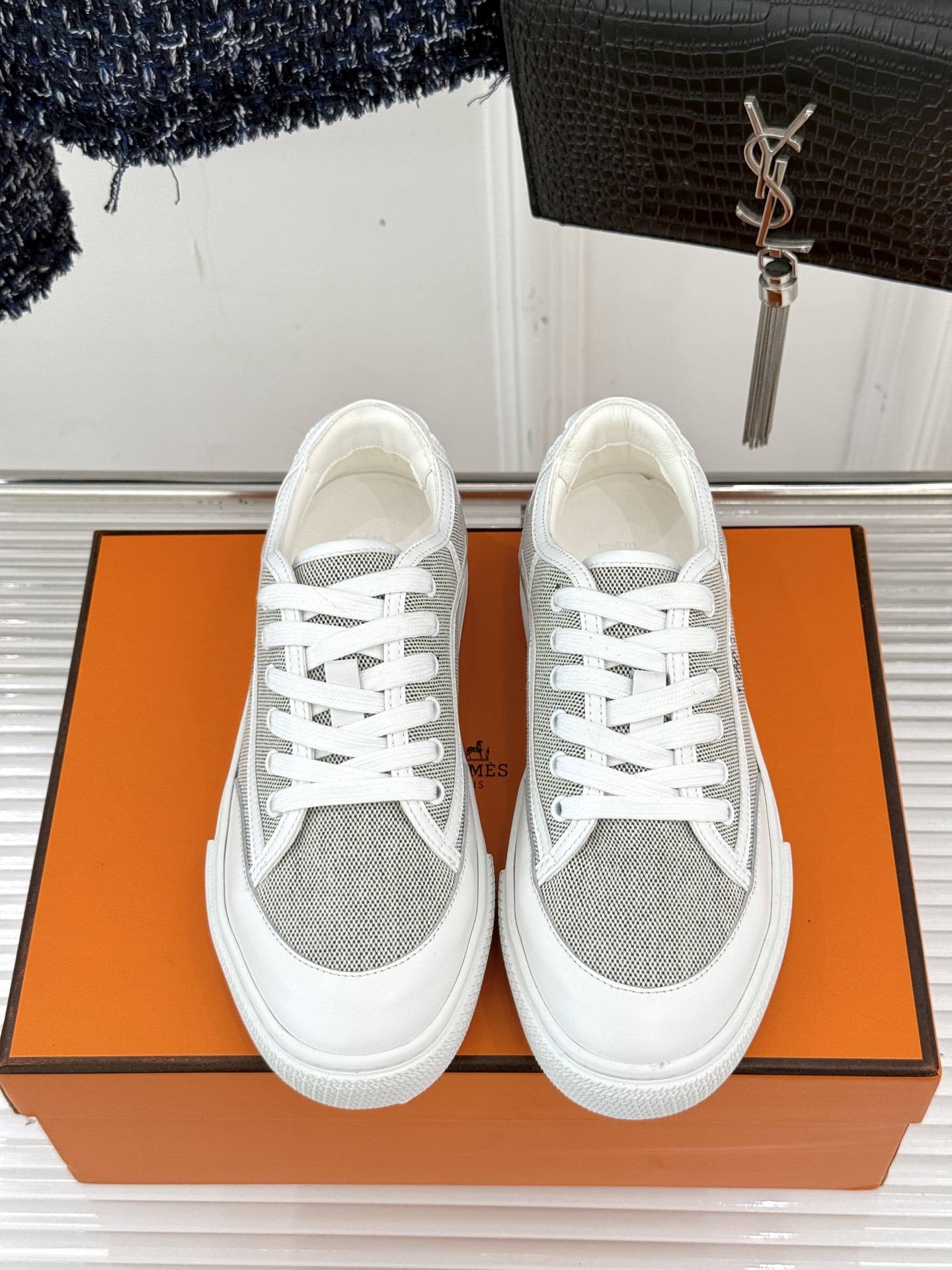 Hermès/爱马仕经典情侣款小白鞋简约而不失优雅设计风格每一处细节都彰显着品牌的匠心独运。以简洁流畅的