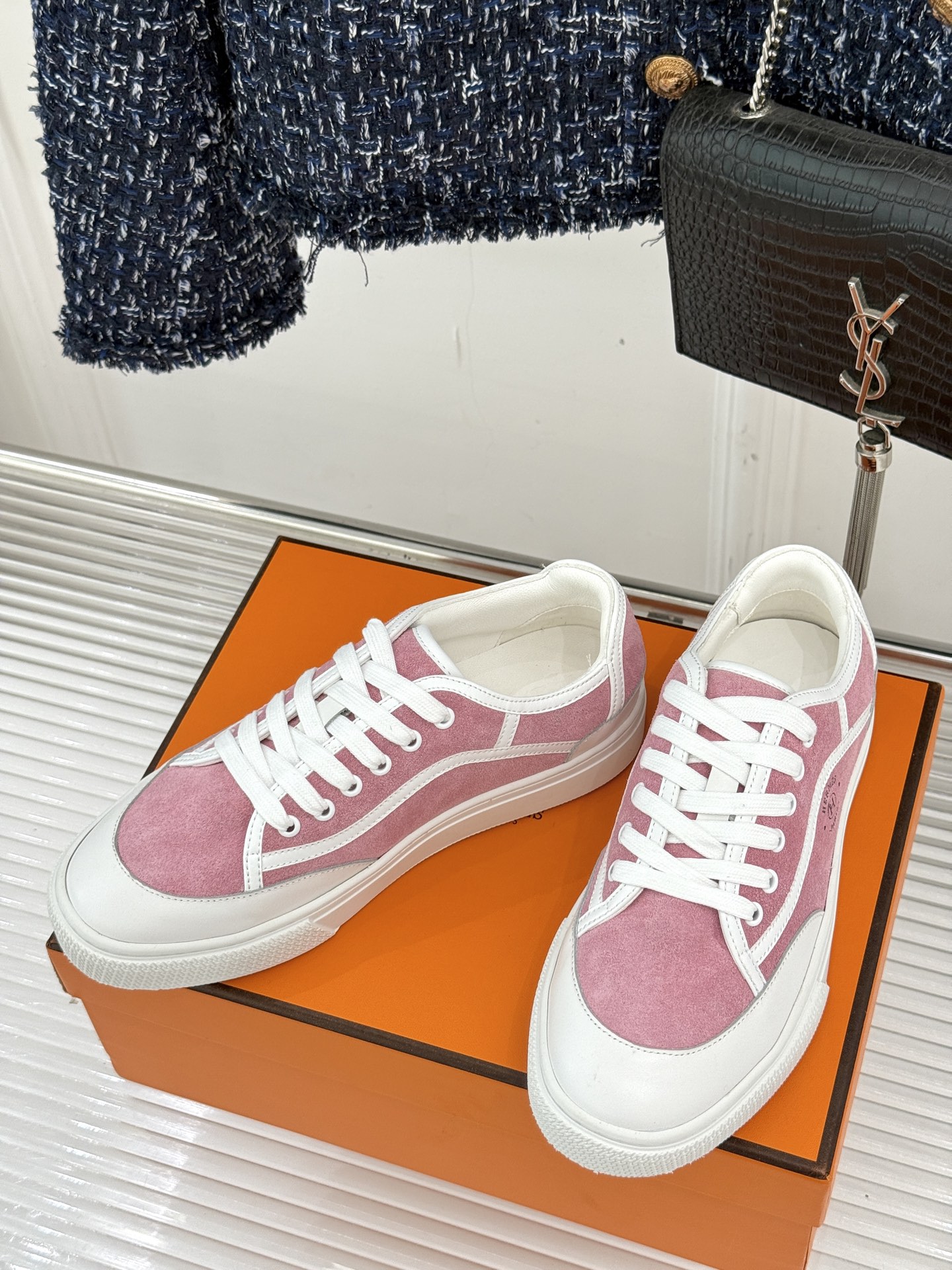 Hermès/爱马仕经典情侣款小白鞋简约而不失优雅设计风格每一处细节都彰显着品牌的匠心独运。以简洁流畅的