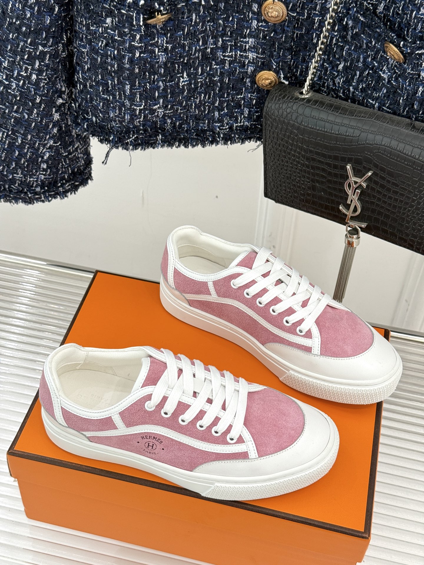 Hermès/爱马仕经典情侣款小白鞋简约而不失优雅设计风格每一处细节都彰显着品牌的匠心独运。以简洁流畅的