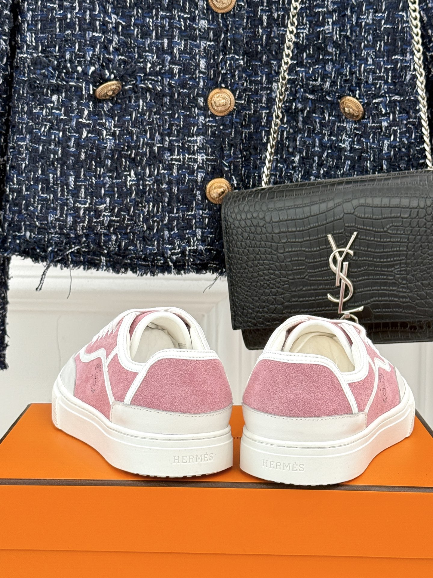 Hermès/爱马仕经典情侣款小白鞋简约而不失优雅设计风格每一处细节都彰显着品牌的匠心独运。以简洁流畅的
