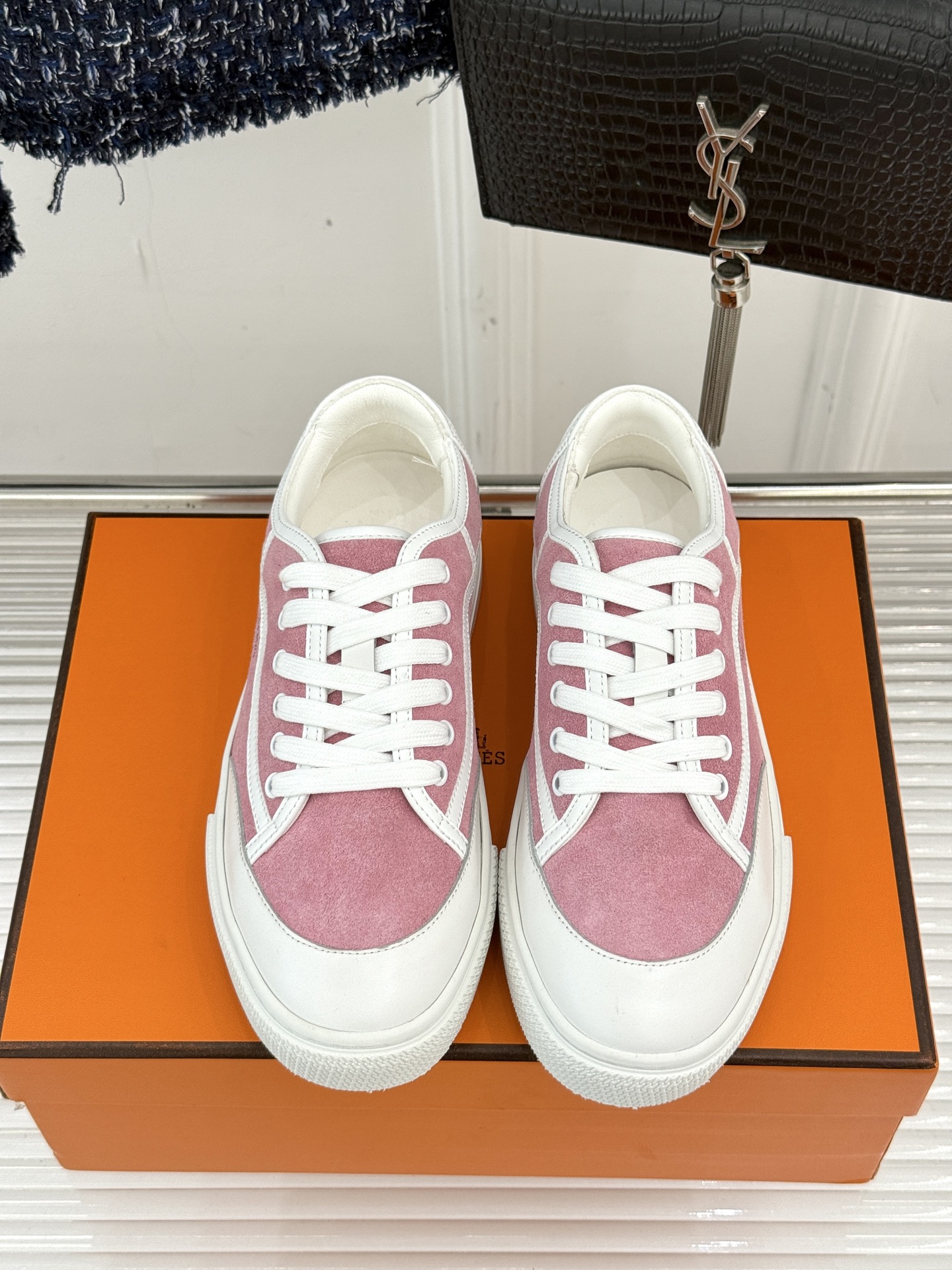 Hermès/爱马仕经典情侣款小白鞋简约而不失优雅设计风格每一处细节都彰显着品牌的匠心独运。以简洁流畅的
