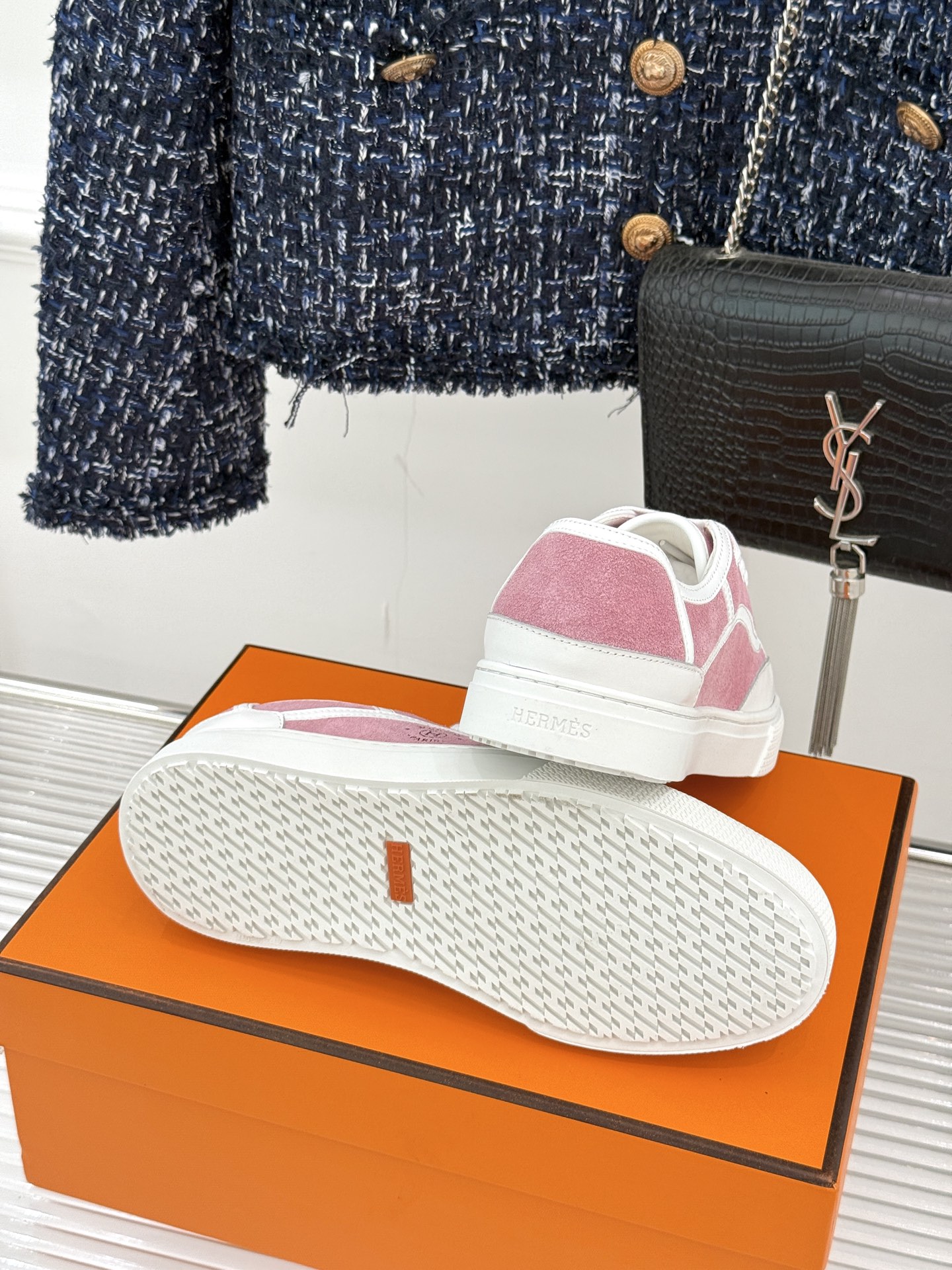 Hermès/爱马仕经典情侣款小白鞋简约而不失优雅设计风格每一处细节都彰显着品牌的匠心独运。以简洁流畅的