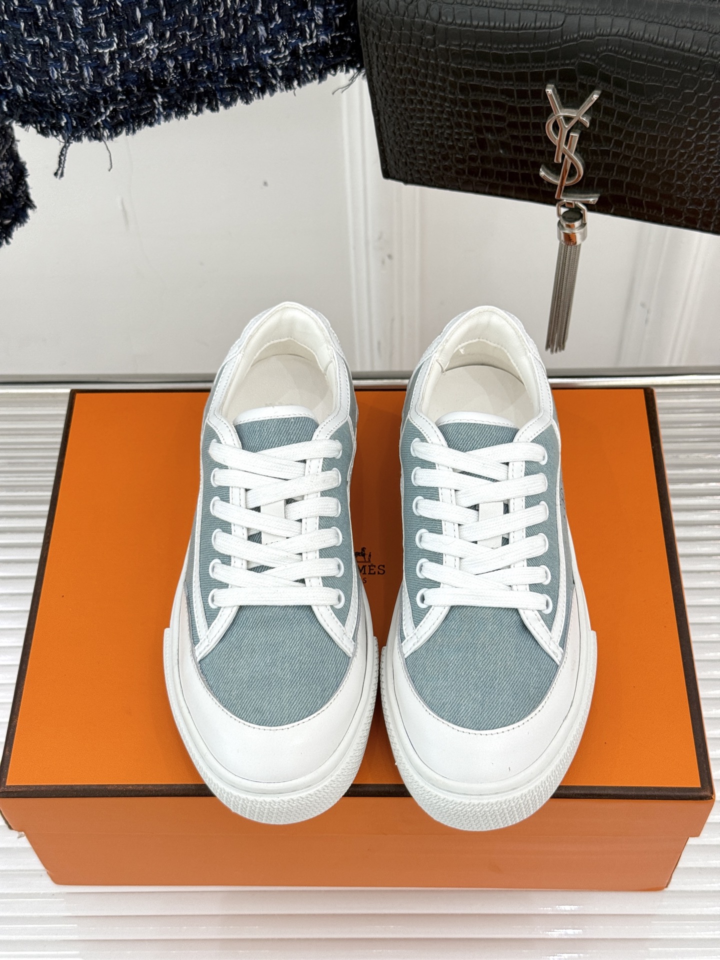 Hermès/爱马仕经典情侣款小白鞋简约而不失优雅设计风格每一处细节都彰显着品牌的匠心独运。以简洁流畅的