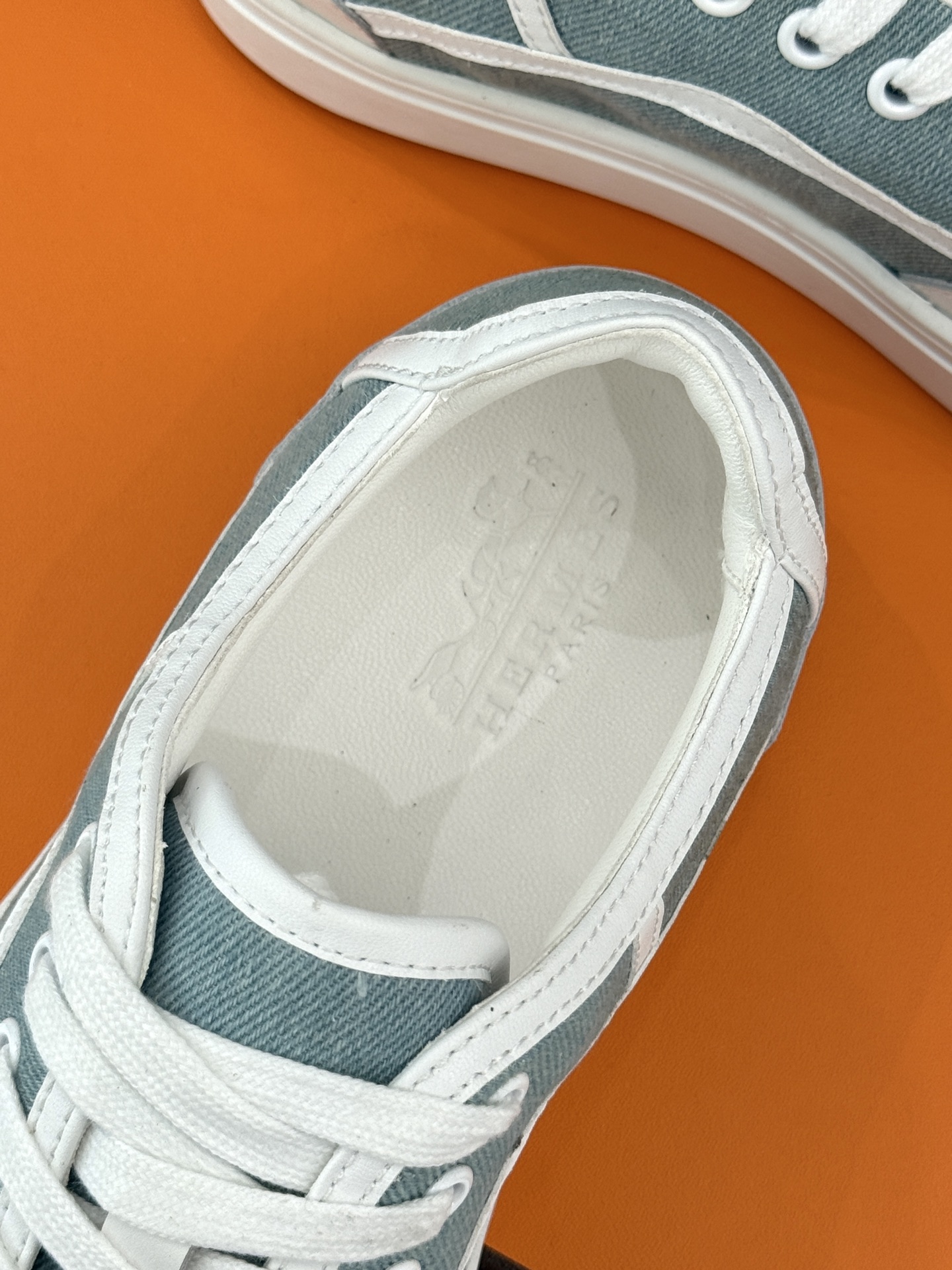 Hermès/爱马仕经典情侣款小白鞋简约而不失优雅设计风格每一处细节都彰显着品牌的匠心独运。以简洁流畅的