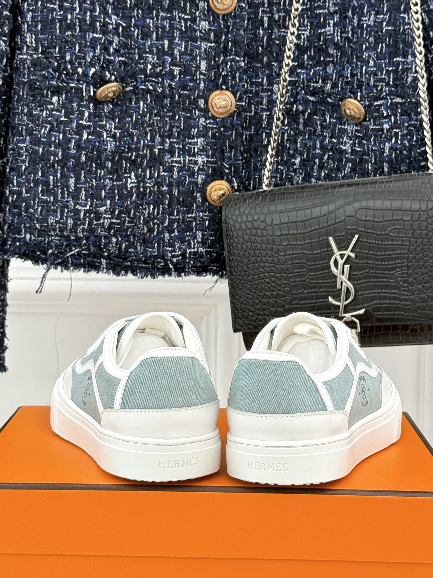 Hermès/爱马仕经典情侣款小白鞋简约而不失优雅设计风格每一处细节都彰显着品牌的匠心独运。以简洁流畅的