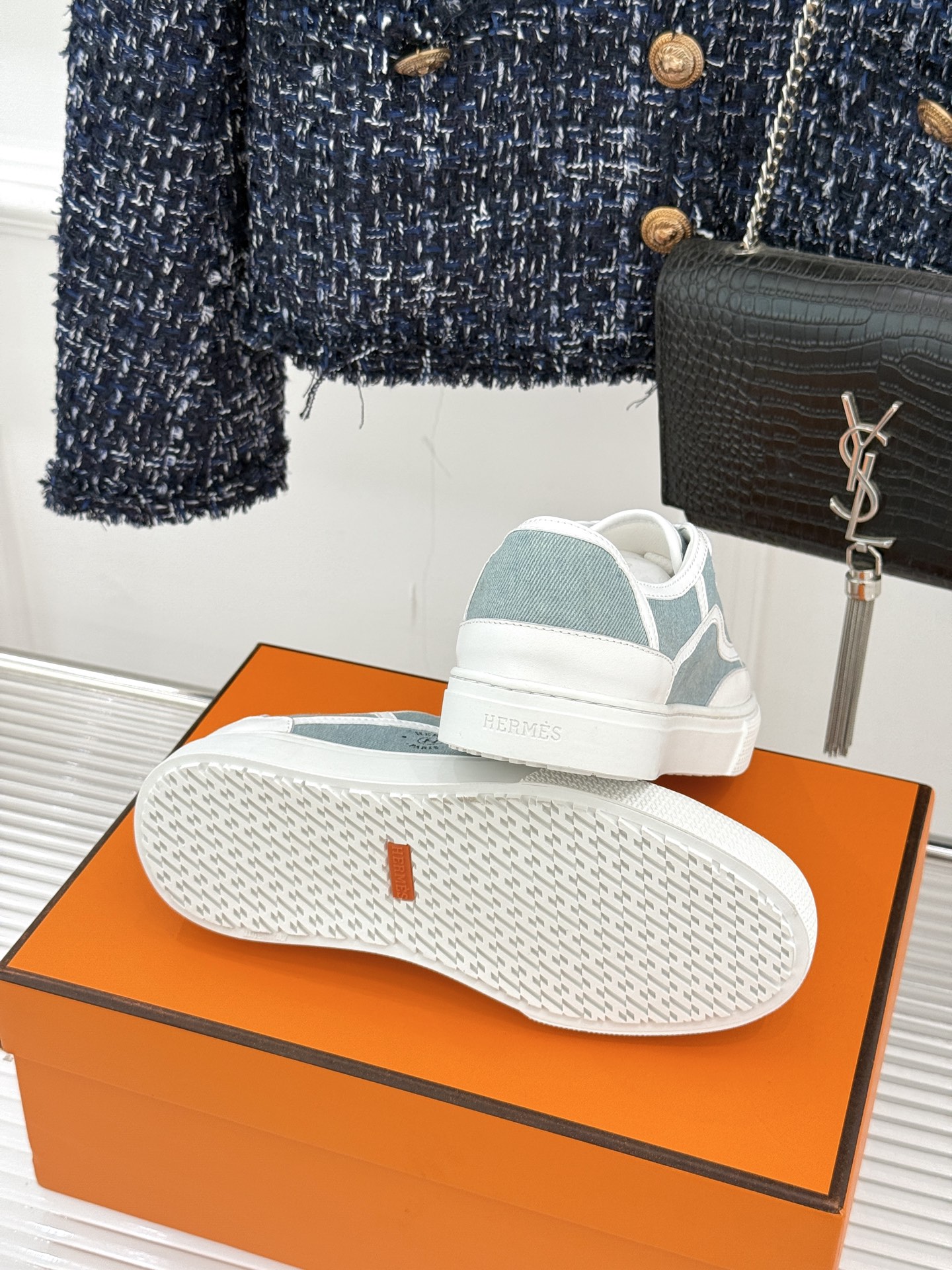 Hermès/爱马仕经典情侣款小白鞋简约而不失优雅设计风格每一处细节都彰显着品牌的匠心独运。以简洁流畅的