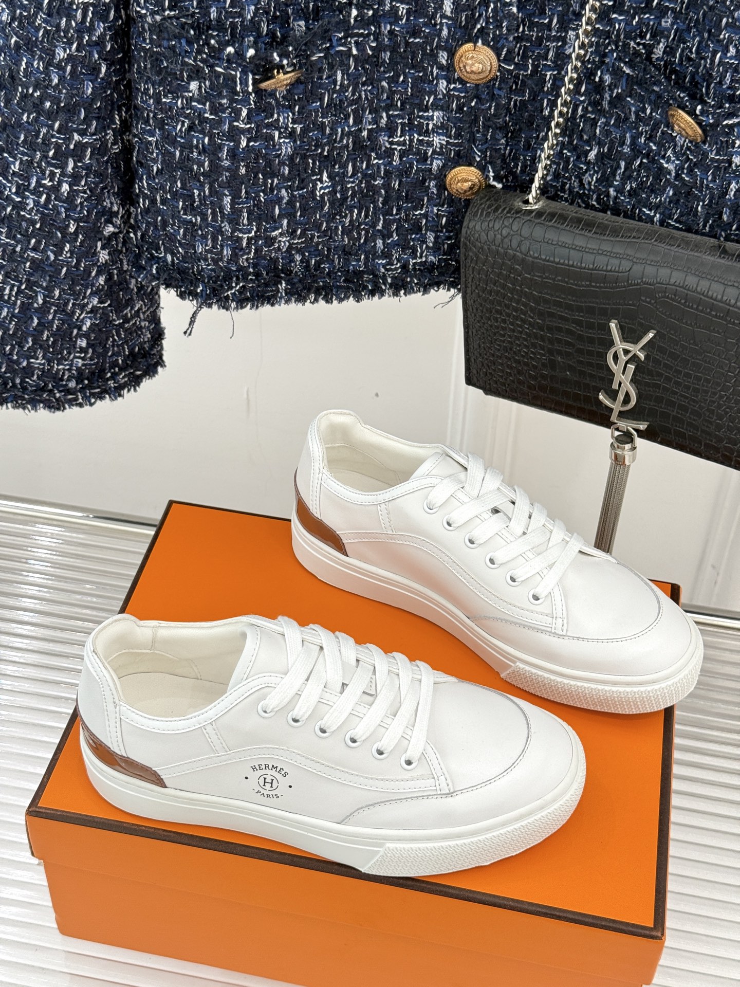 Hermès/爱马仕经典情侣款小白鞋简约而不失优雅设计风格每一处细节都彰显着品牌的匠心独运。以简洁流畅的