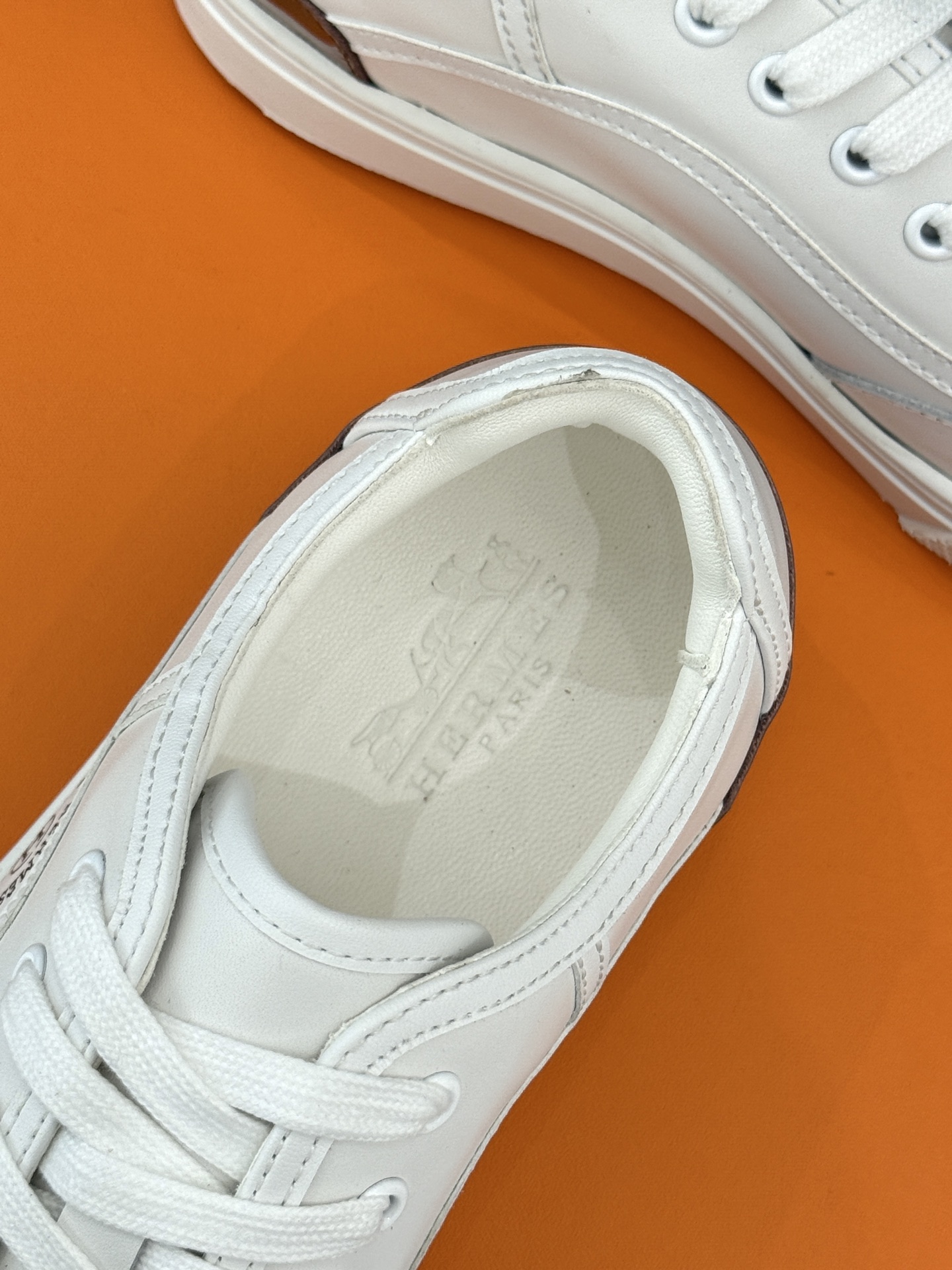 Hermès/爱马仕经典情侣款小白鞋简约而不失优雅设计风格每一处细节都彰显着品牌的匠心独运。以简洁流畅的
