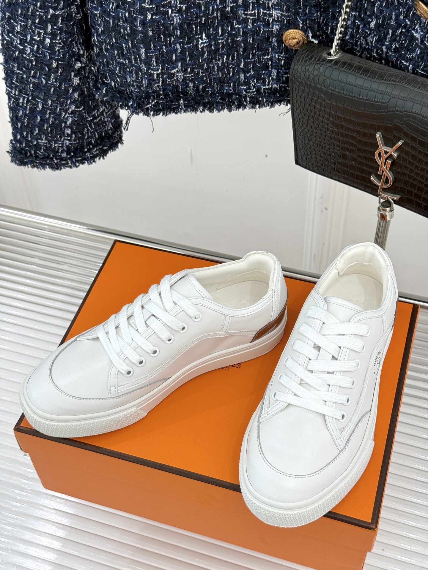 Hermès/爱马仕经典情侣款小白鞋简约而不失优雅设计风格每一处细节都彰显着品牌的匠心独运。以简洁流畅的