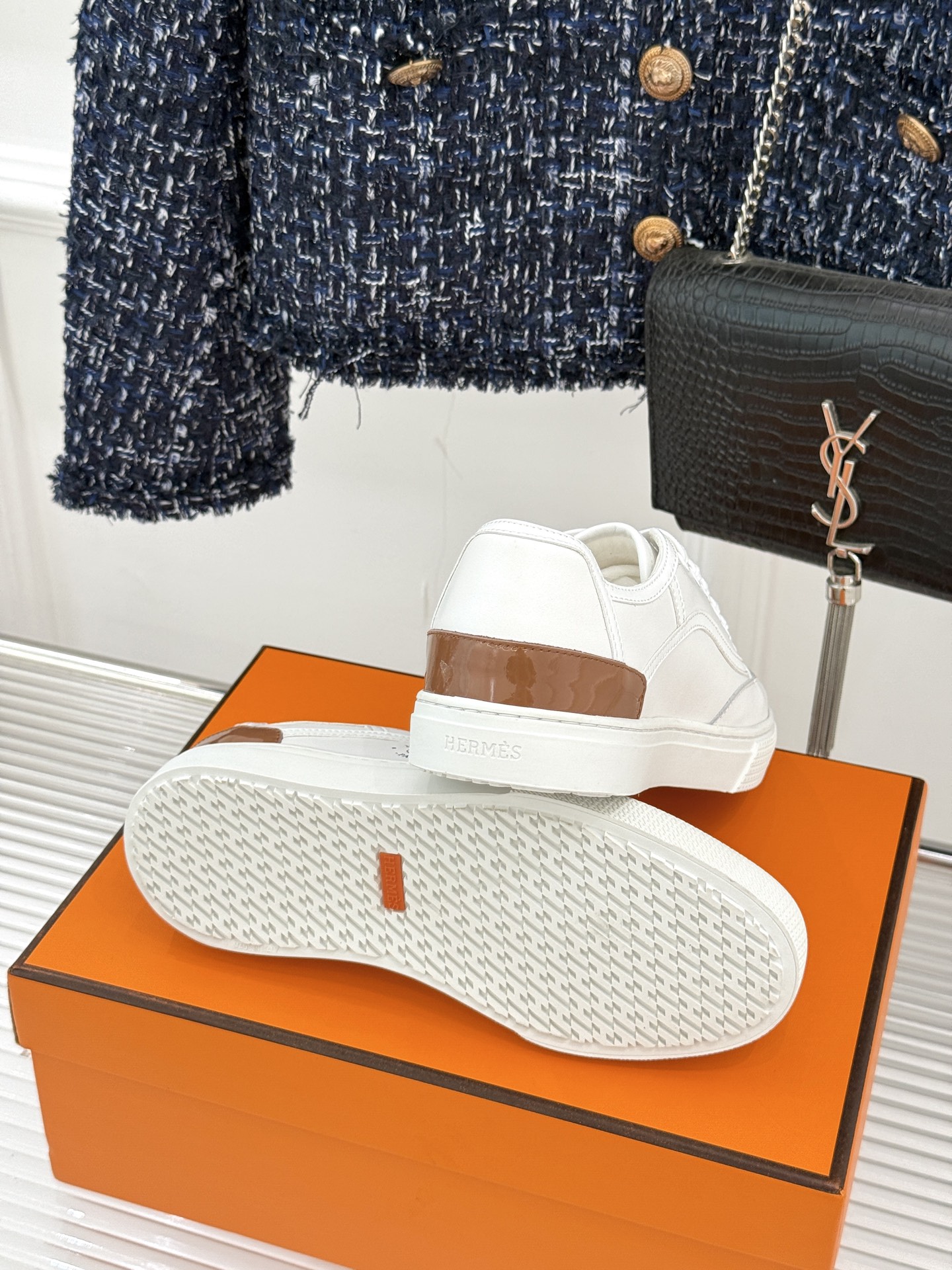 Hermès/爱马仕经典情侣款小白鞋简约而不失优雅设计风格每一处细节都彰显着品牌的匠心独运。以简洁流畅的