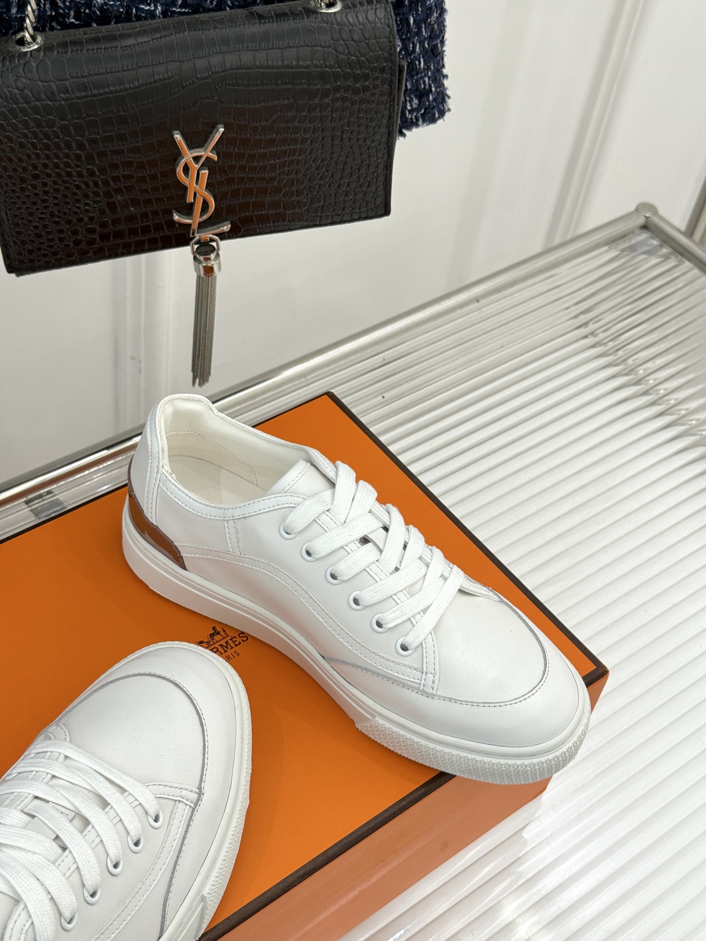 Hermès/爱马仕经典情侣款小白鞋简约而不失优雅设计风格每一处细节都彰显着品牌的匠心独运。以简洁流畅的