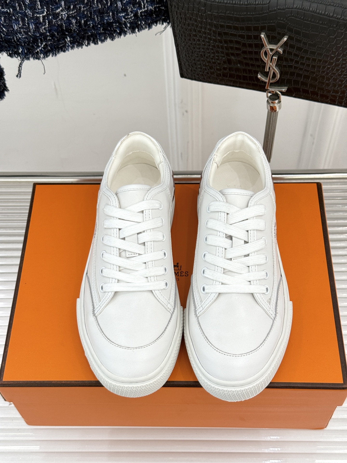 Hermès/爱马仕经典情侣款小白鞋简约而不失优雅设计风格每一处细节都彰显着品牌的匠心独运。以简洁流畅的