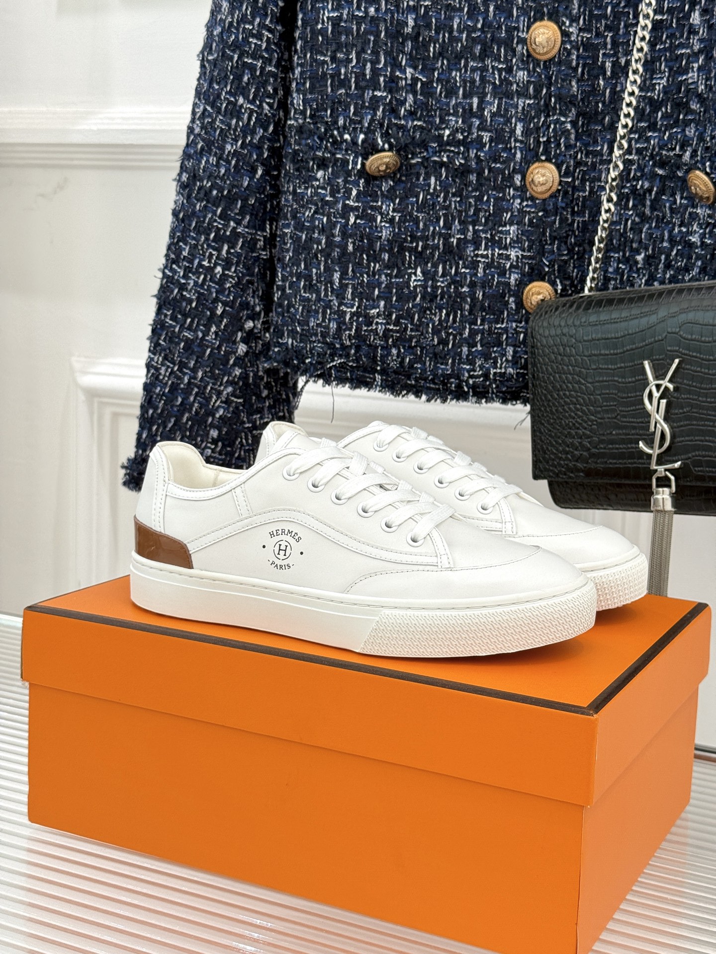 Hermès/爱马仕经典情侣款小白鞋简约而不失优雅设计风格每一处细节都彰显着品牌的匠心独运。以简洁流畅的