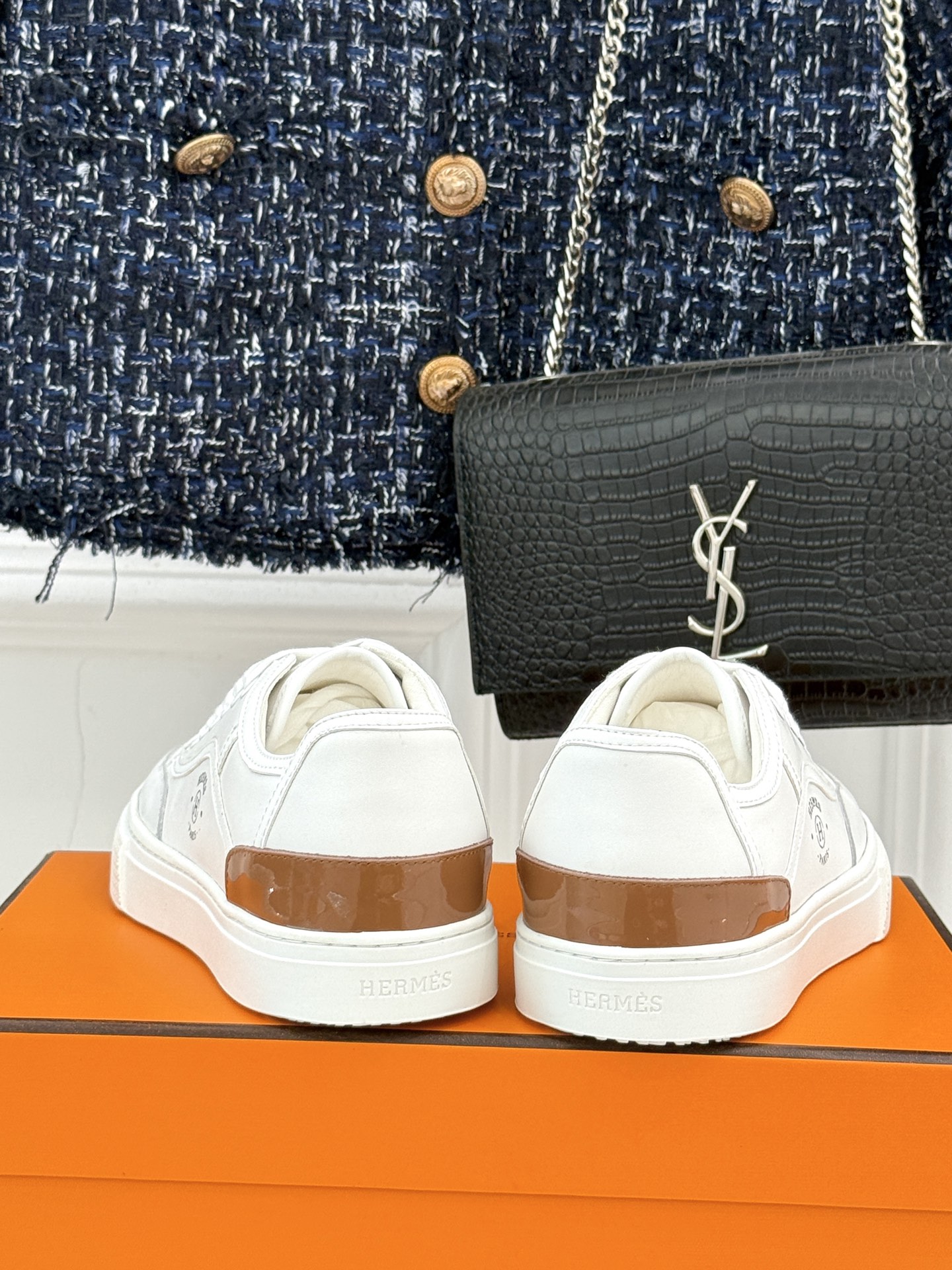 Hermès/爱马仕经典情侣款小白鞋简约而不失优雅设计风格每一处细节都彰显着品牌的匠心独运。以简洁流畅的