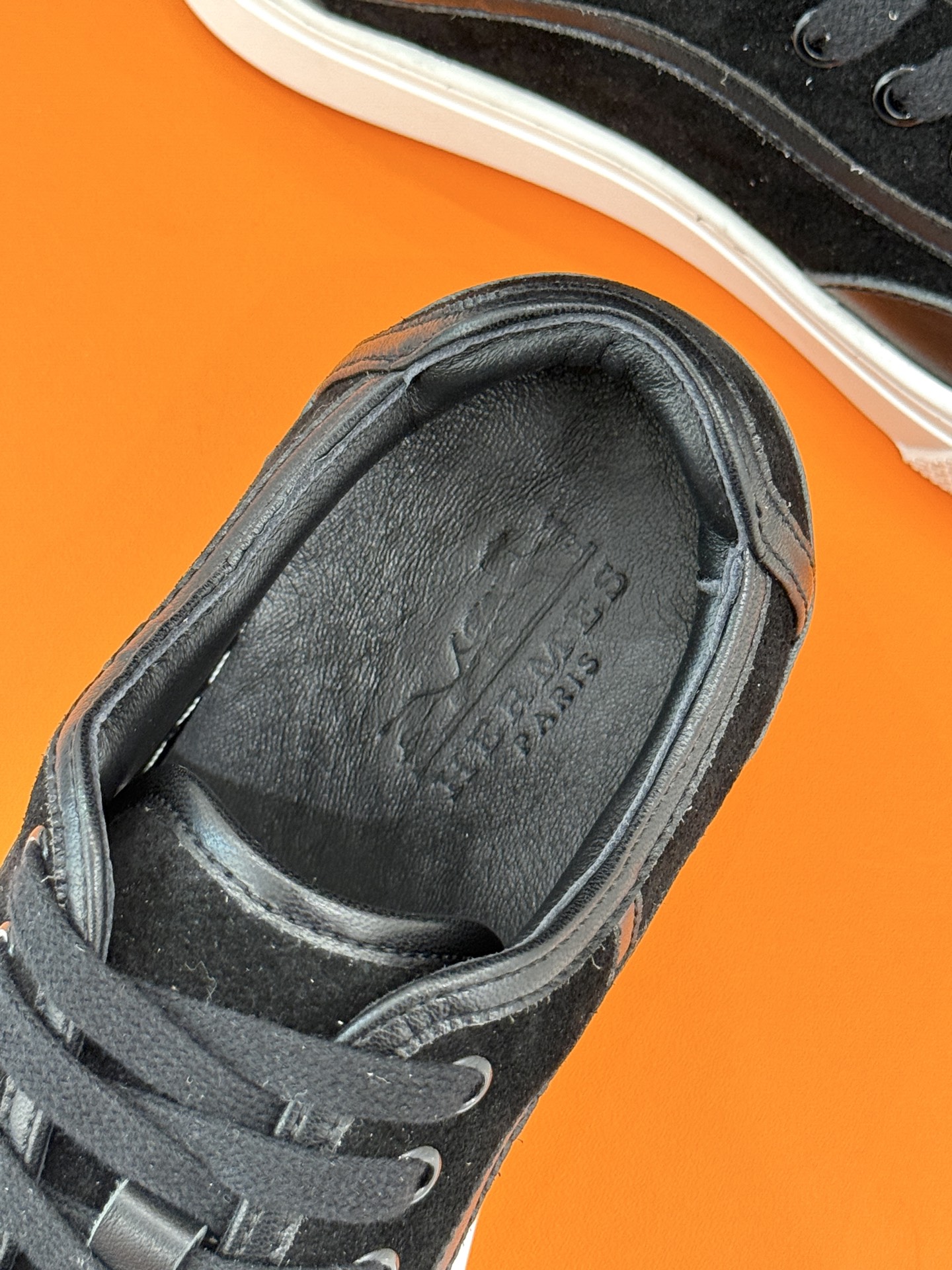 Hermès/爱马仕经典情侣款小白鞋简约而不失优雅设计风格每一处细节都彰显着品牌的匠心独运。以简洁流畅的