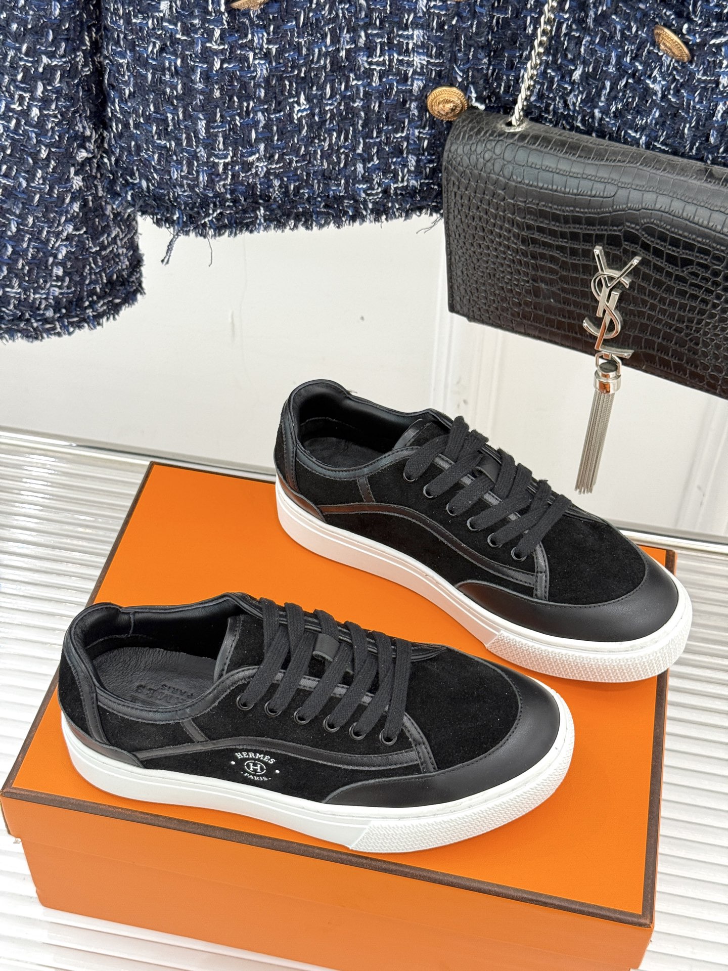 Hermès/爱马仕经典情侣款小白鞋简约而不失优雅设计风格每一处细节都彰显着品牌的匠心独运。以简洁流畅的