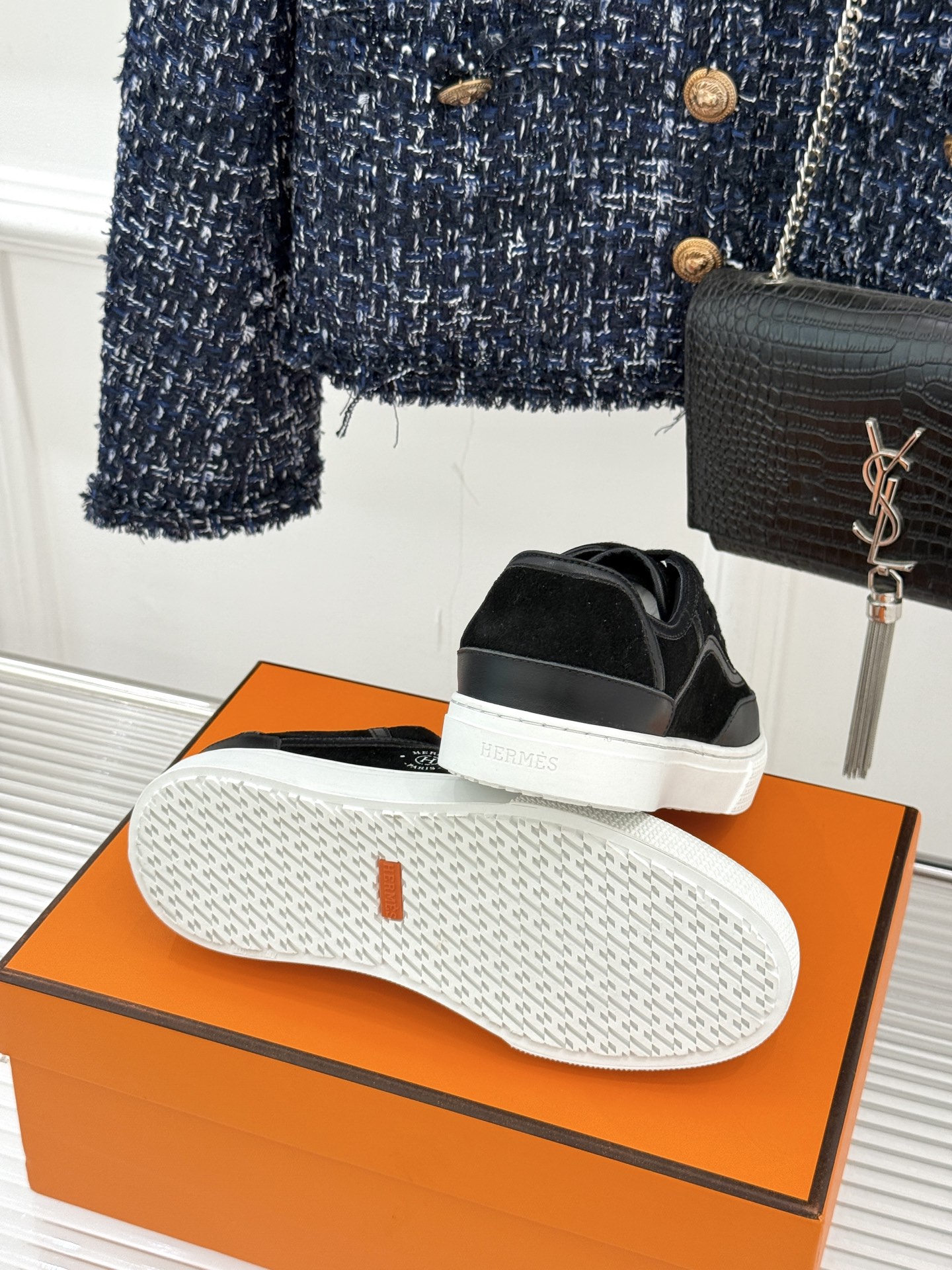 Hermès/爱马仕经典情侣款小白鞋简约而不失优雅设计风格每一处细节都彰显着品牌的匠心独运。以简洁流畅的