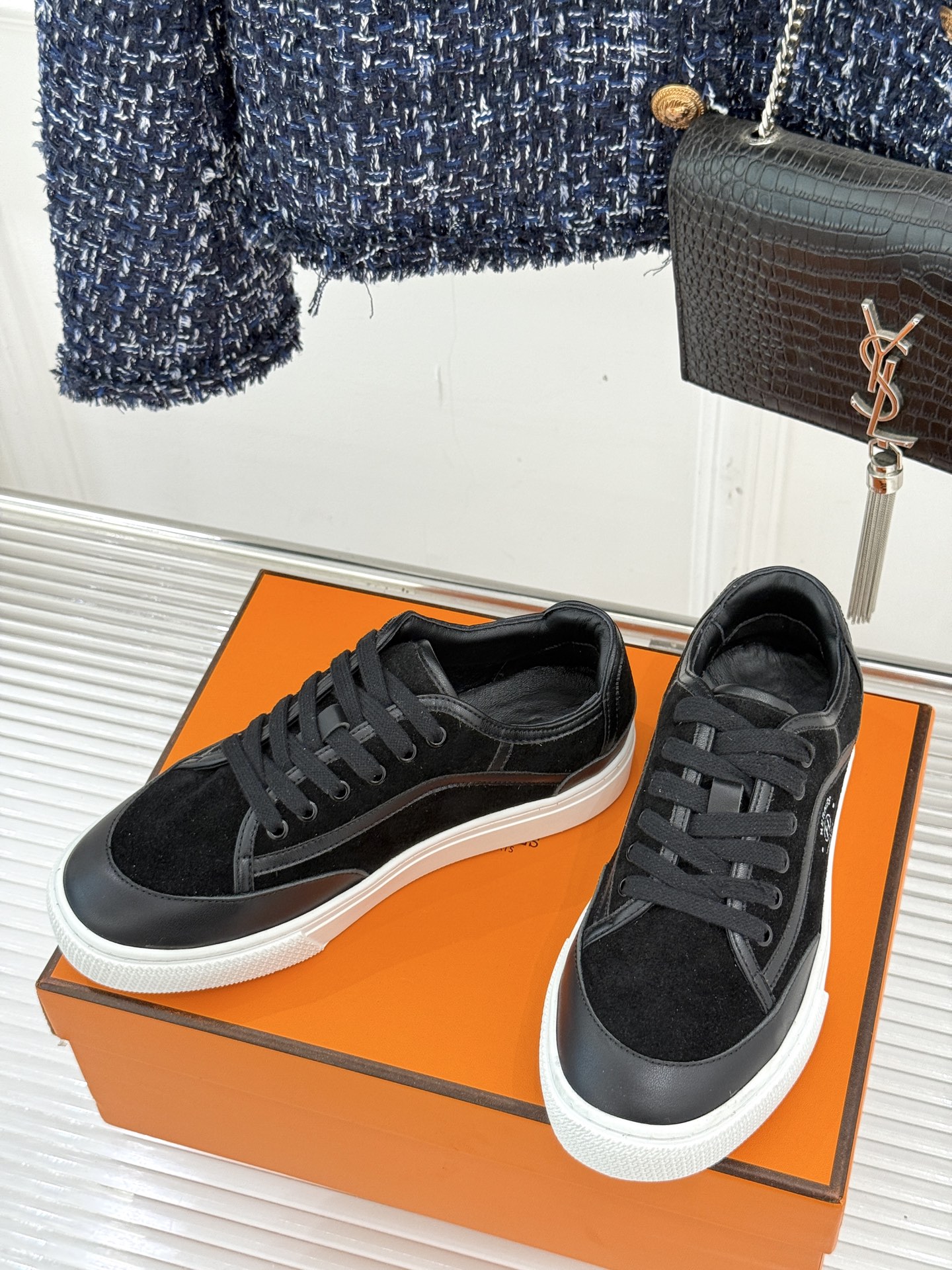 Hermès/爱马仕经典情侣款小白鞋简约而不失优雅设计风格每一处细节都彰显着品牌的匠心独运。以简洁流畅的