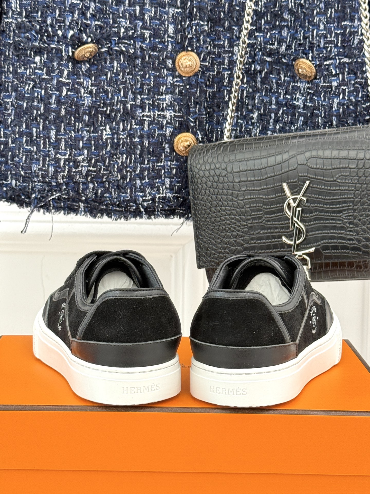 Hermès/爱马仕经典情侣款小白鞋简约而不失优雅设计风格每一处细节都彰显着品牌的匠心独运。以简洁流畅的