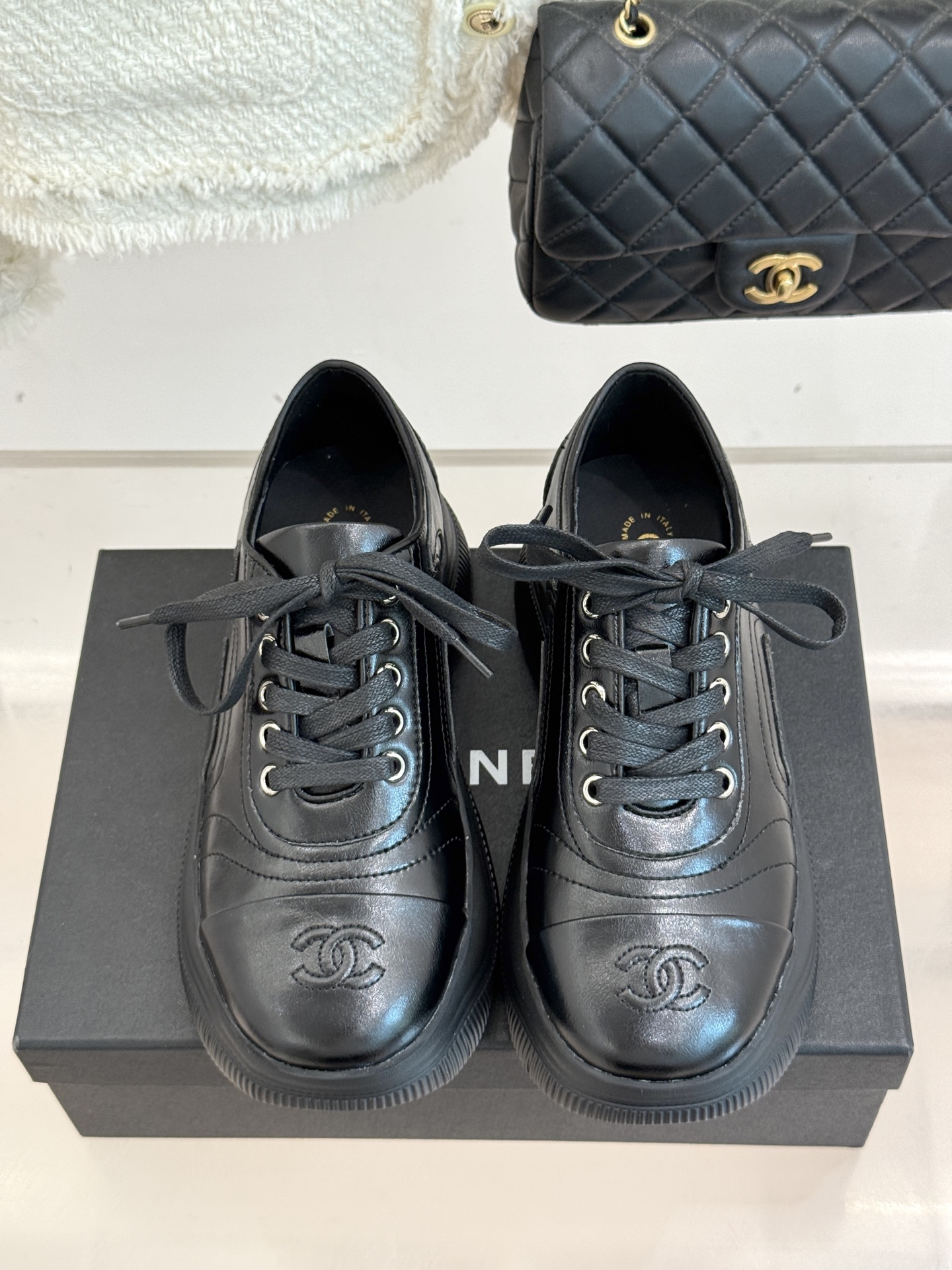CHANE*｜小香25K新品 双C厚底牛皮运动鞋老爹鞋这双老爹鞋以矛盾美学重构运动风尚让街头感与奢华感在