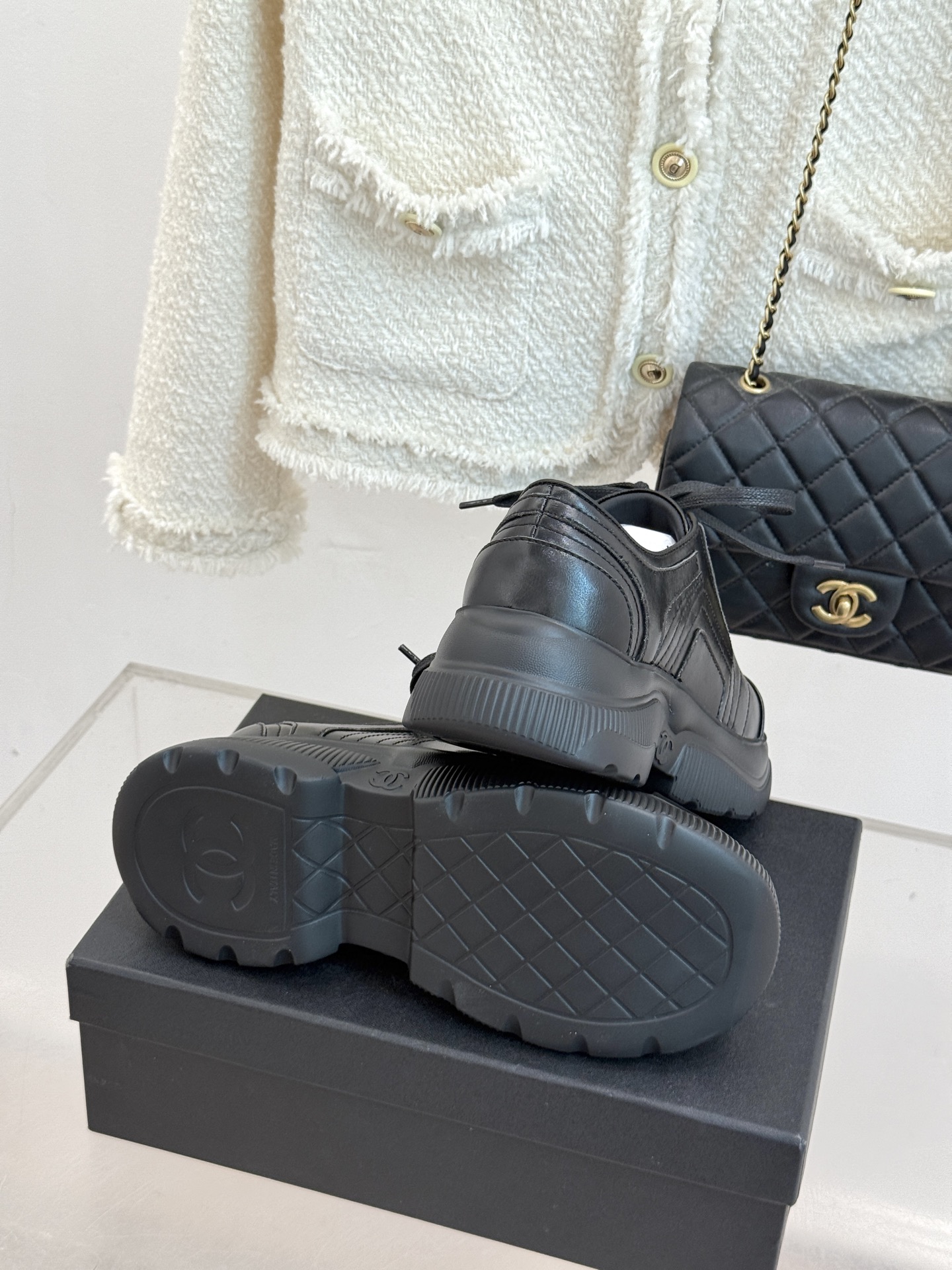 CHANE*｜小香25K新品 双C厚底牛皮运动鞋老爹鞋这双老爹鞋以矛盾美学重构运动风尚让街头感与奢华感在