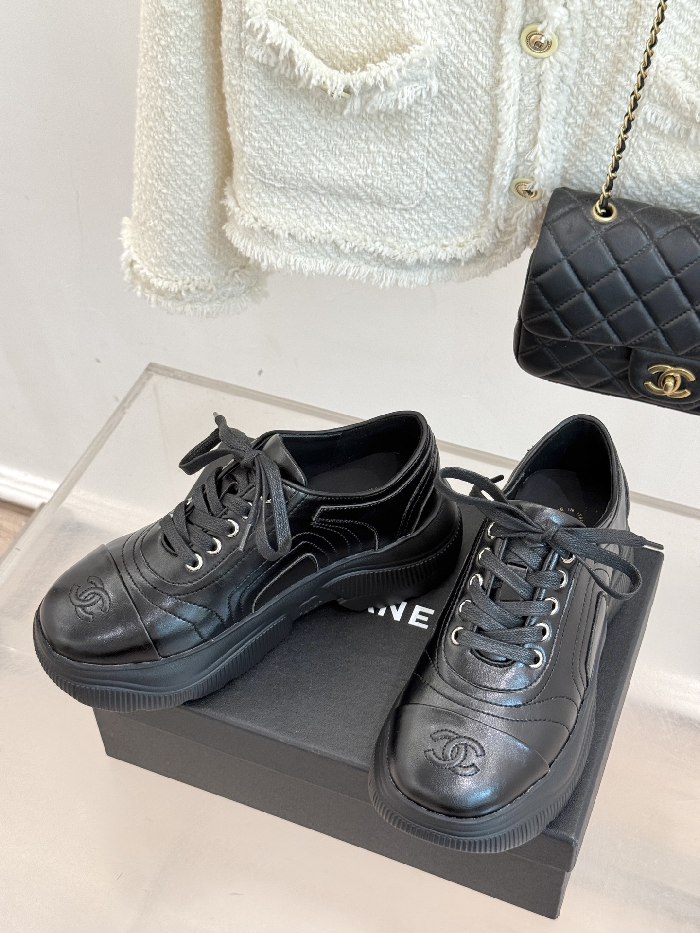 CHANE*｜小香25K新品 双C厚底牛皮运动鞋老爹鞋这双老爹鞋以矛盾美学重构运动风尚让街头感与奢华感在
