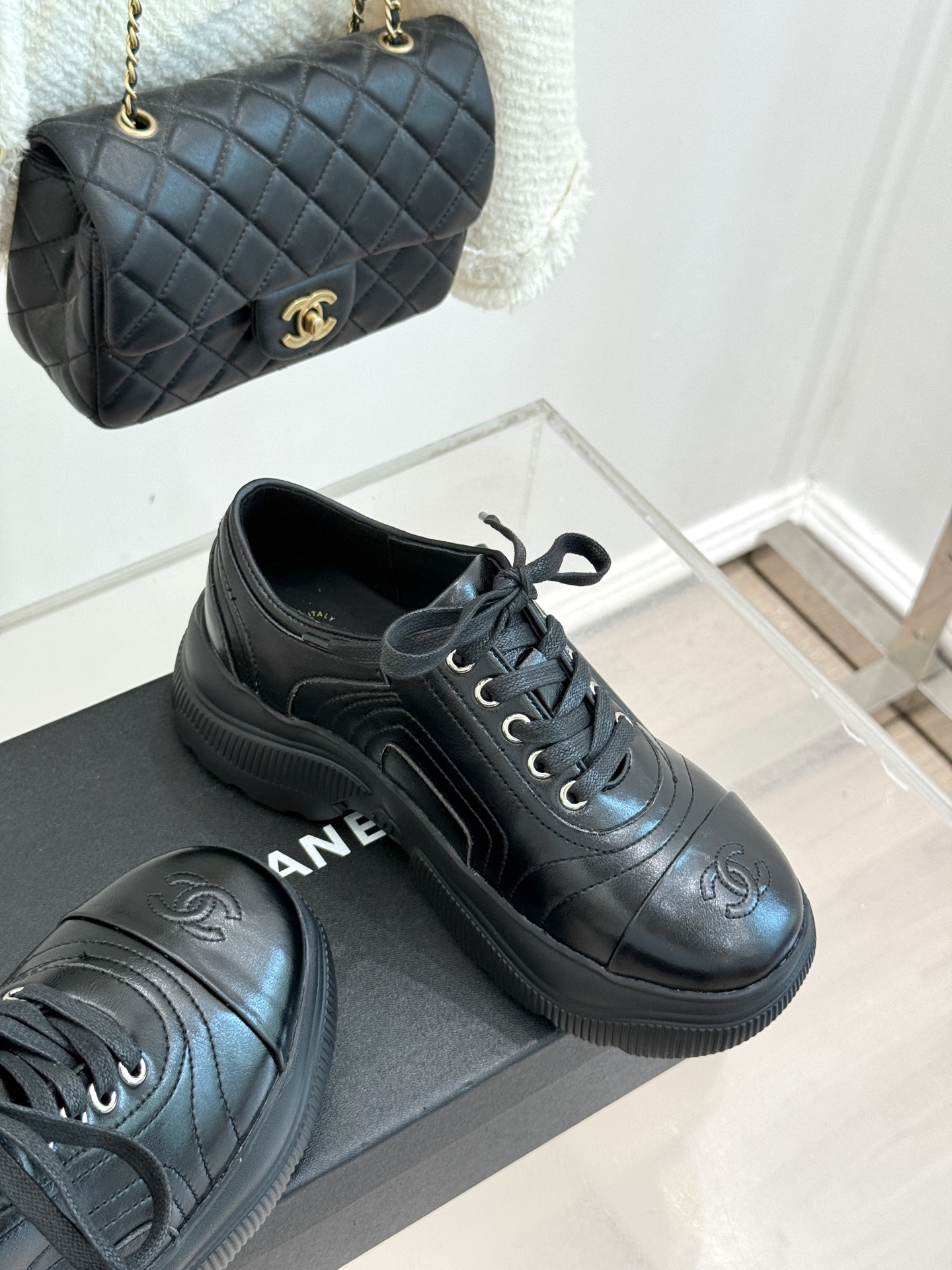 CHANE*｜小香25K新品 双C厚底牛皮运动鞋老爹鞋这双老爹鞋以矛盾美学重构运动风尚让街头感与奢华感在
