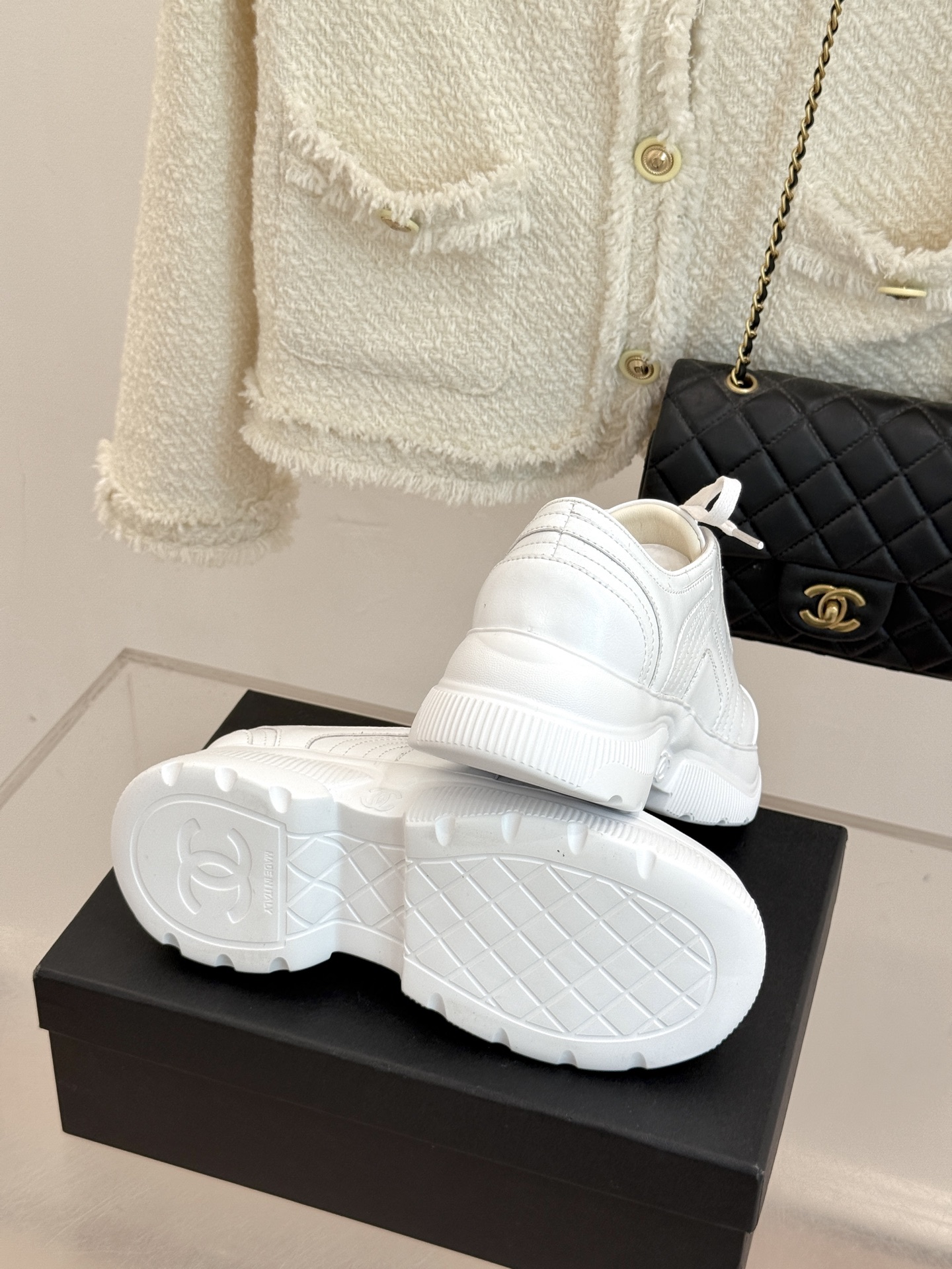 CHANE*｜小香25K新品 双C厚底牛皮运动鞋老爹鞋这双老爹鞋以矛盾美学重构运动风尚让街头感与奢华感在