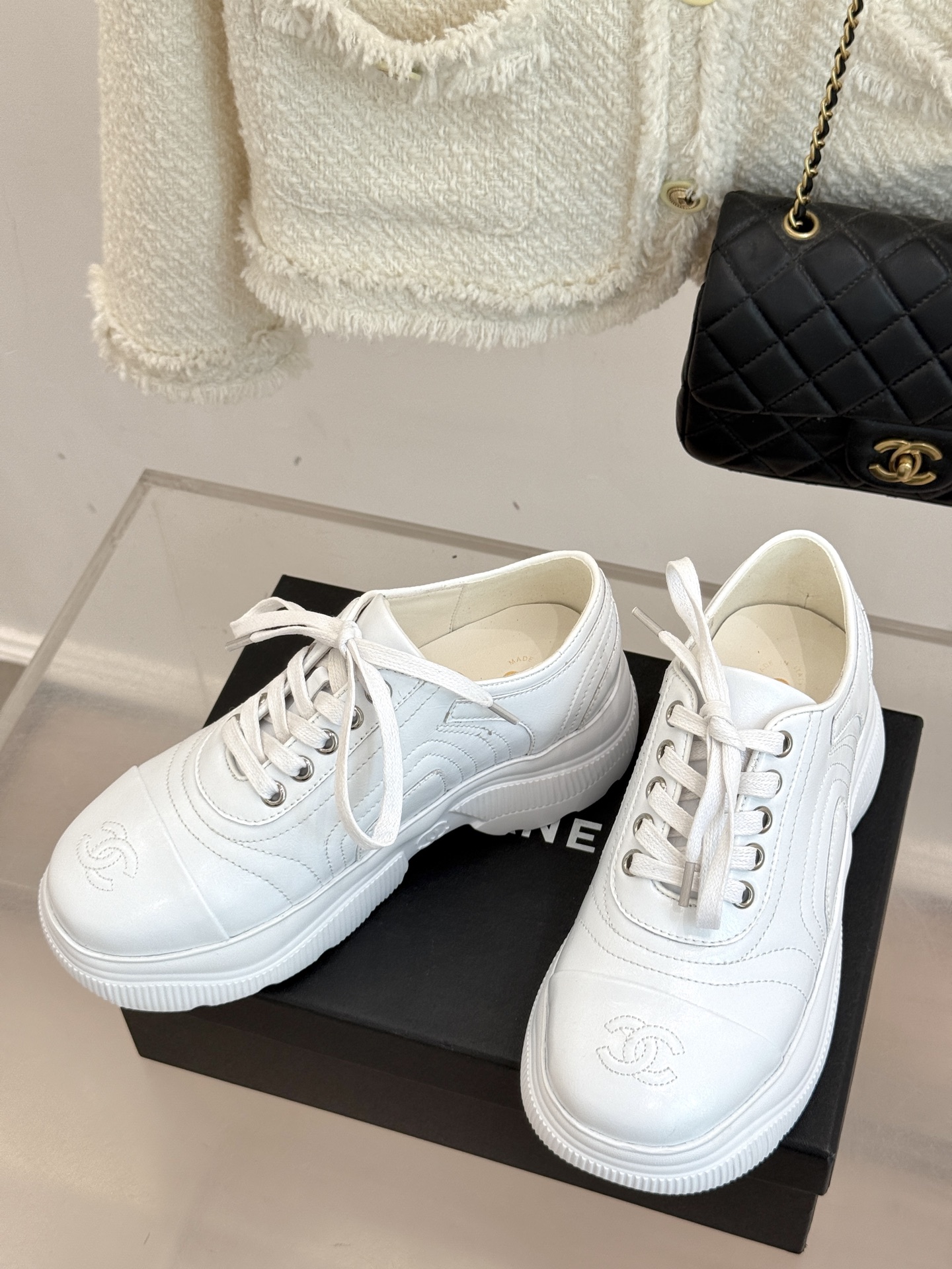 CHANE*｜小香25K新品 双C厚底牛皮运动鞋老爹鞋这双老爹鞋以矛盾美学重构运动风尚让街头感与奢华感在
