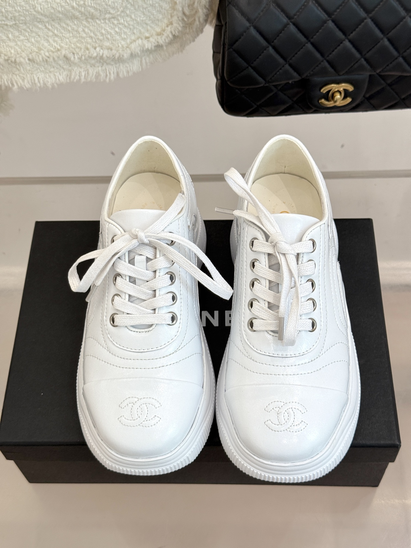 CHANE*｜小香25K新品 双C厚底牛皮运动鞋老爹鞋这双老爹鞋以矛盾美学重构运动风尚让街头感与奢华感在