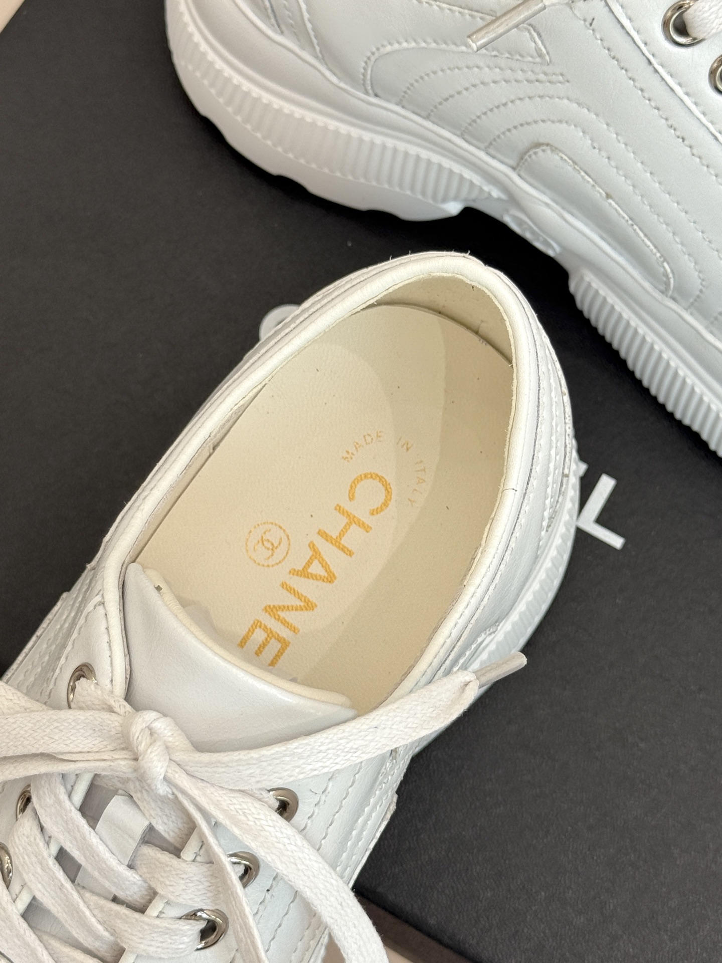 CHANE*｜小香25K新品 双C厚底牛皮运动鞋老爹鞋这双老爹鞋以矛盾美学重构运动风尚让街头感与奢华感在