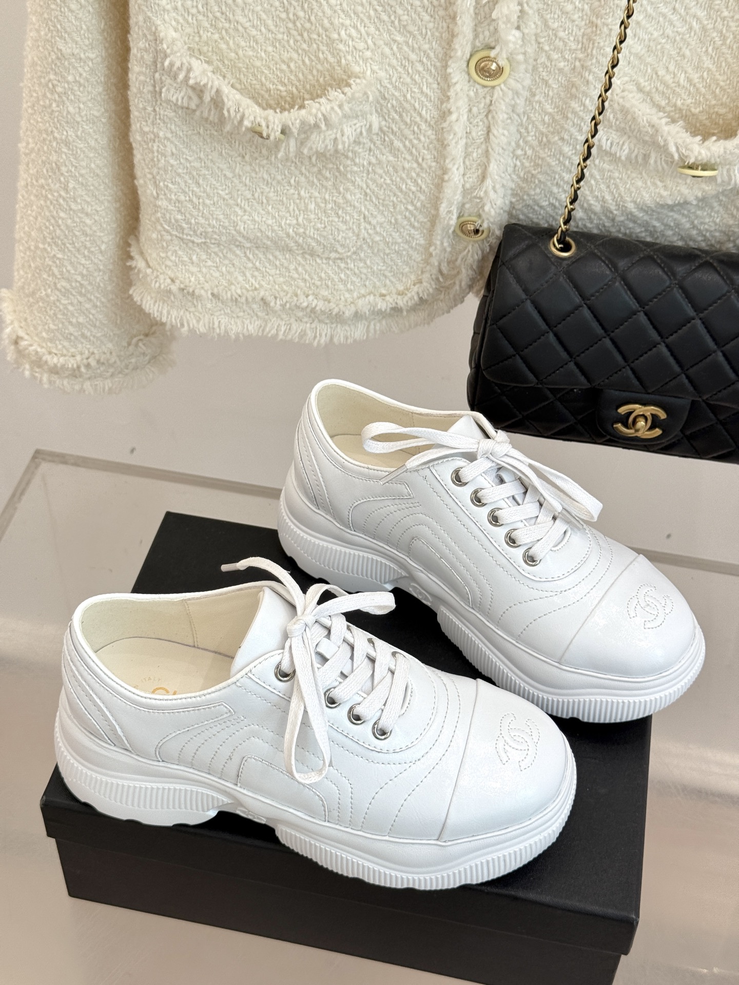 CHANE*｜小香25K新品 双C厚底牛皮运动鞋老爹鞋这双老爹鞋以矛盾美学重构运动风尚让街头感与奢华感在