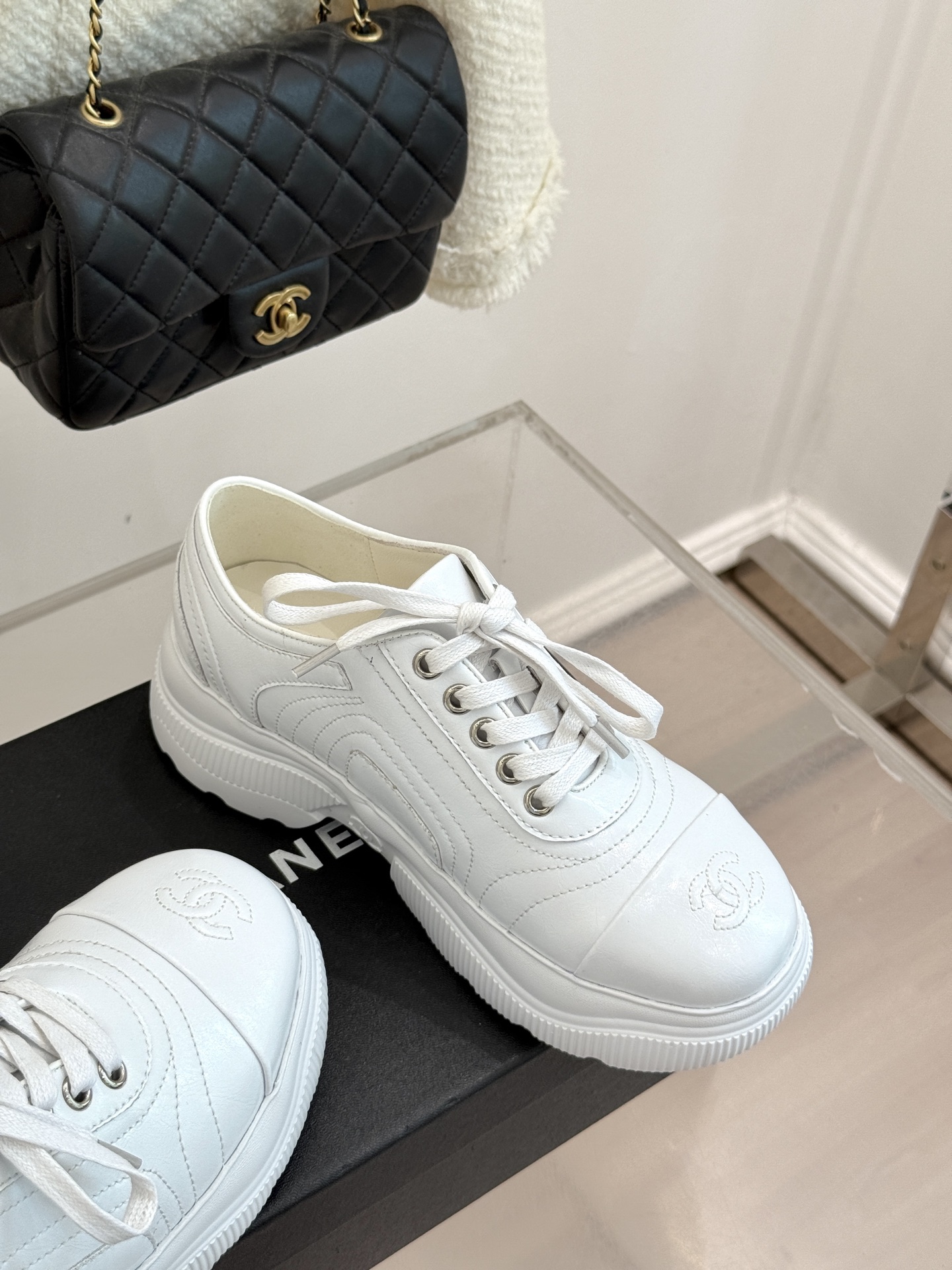 CHANE*｜小香25K新品 双C厚底牛皮运动鞋老爹鞋这双老爹鞋以矛盾美学重构运动风尚让街头感与奢华感在