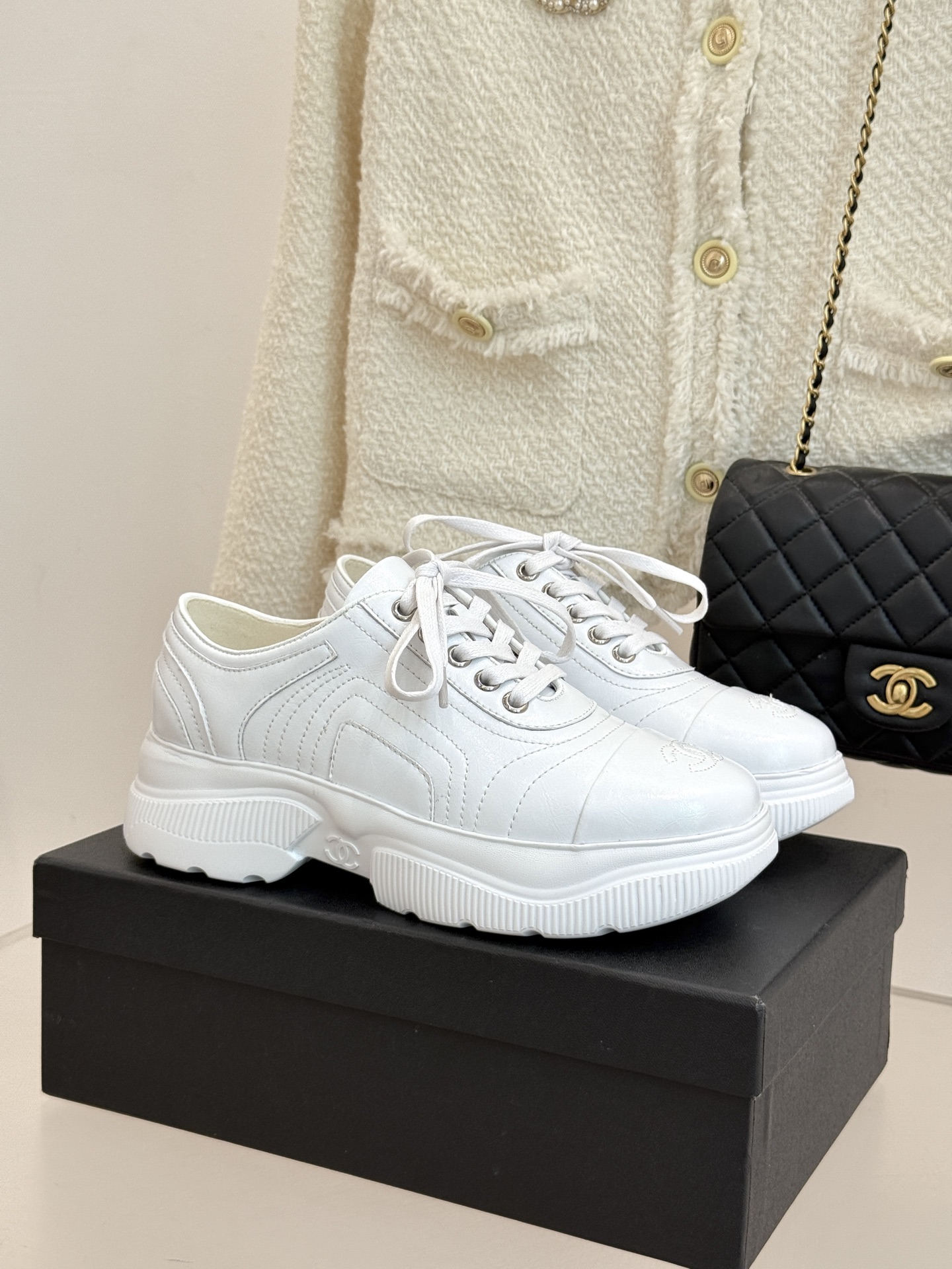 CHANE*｜小香25K新品 双C厚底牛皮运动鞋老爹鞋这双老爹鞋以矛盾美学重构运动风尚让街头感与奢华感在
