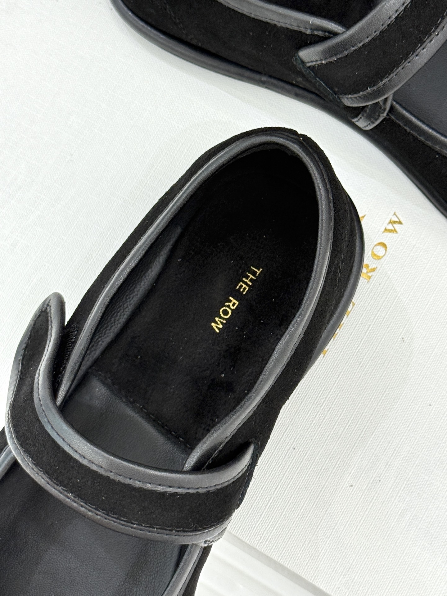 The Row25WF新品复古玛丽珍鞋这双丽珍鞋以极简美学复刻经典将时光沉淀的优雅融入每一处细节。标志性
